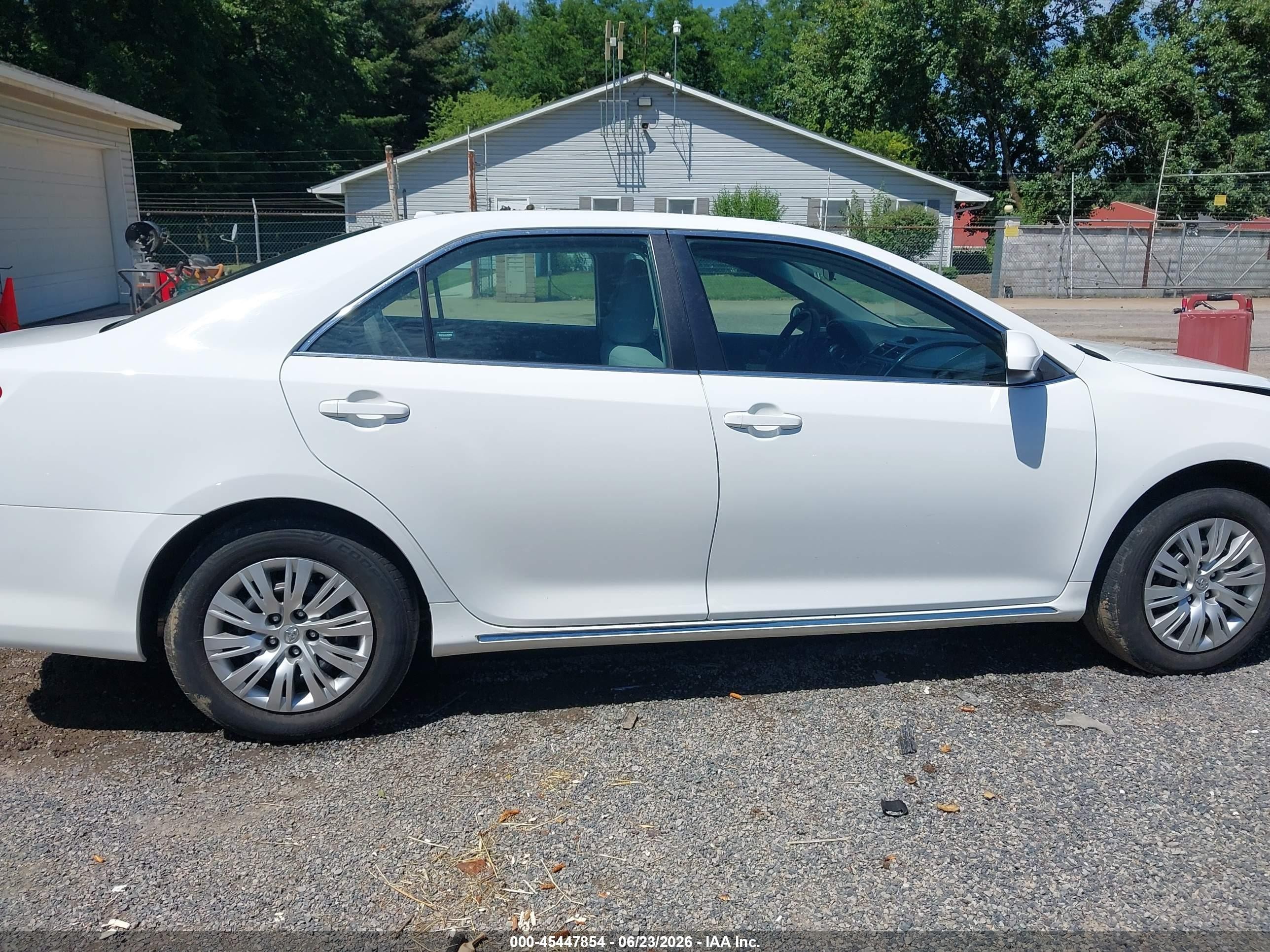 2014 Toyota Camry Le White vin: 4T4BF1FK0ER413320