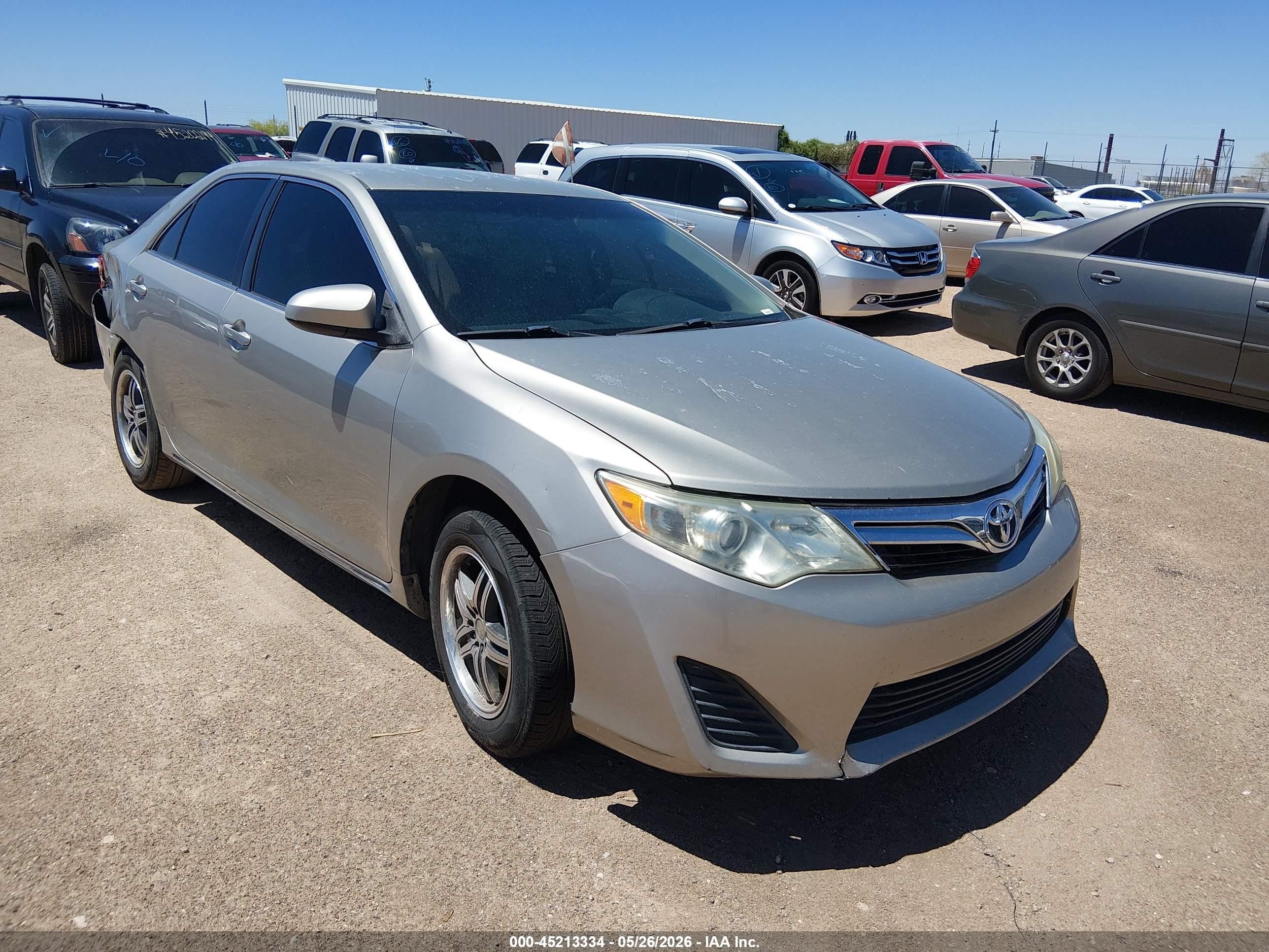 2014 Toyota Camry Le Серебряный vin: 4T4BF1FK0ER442669