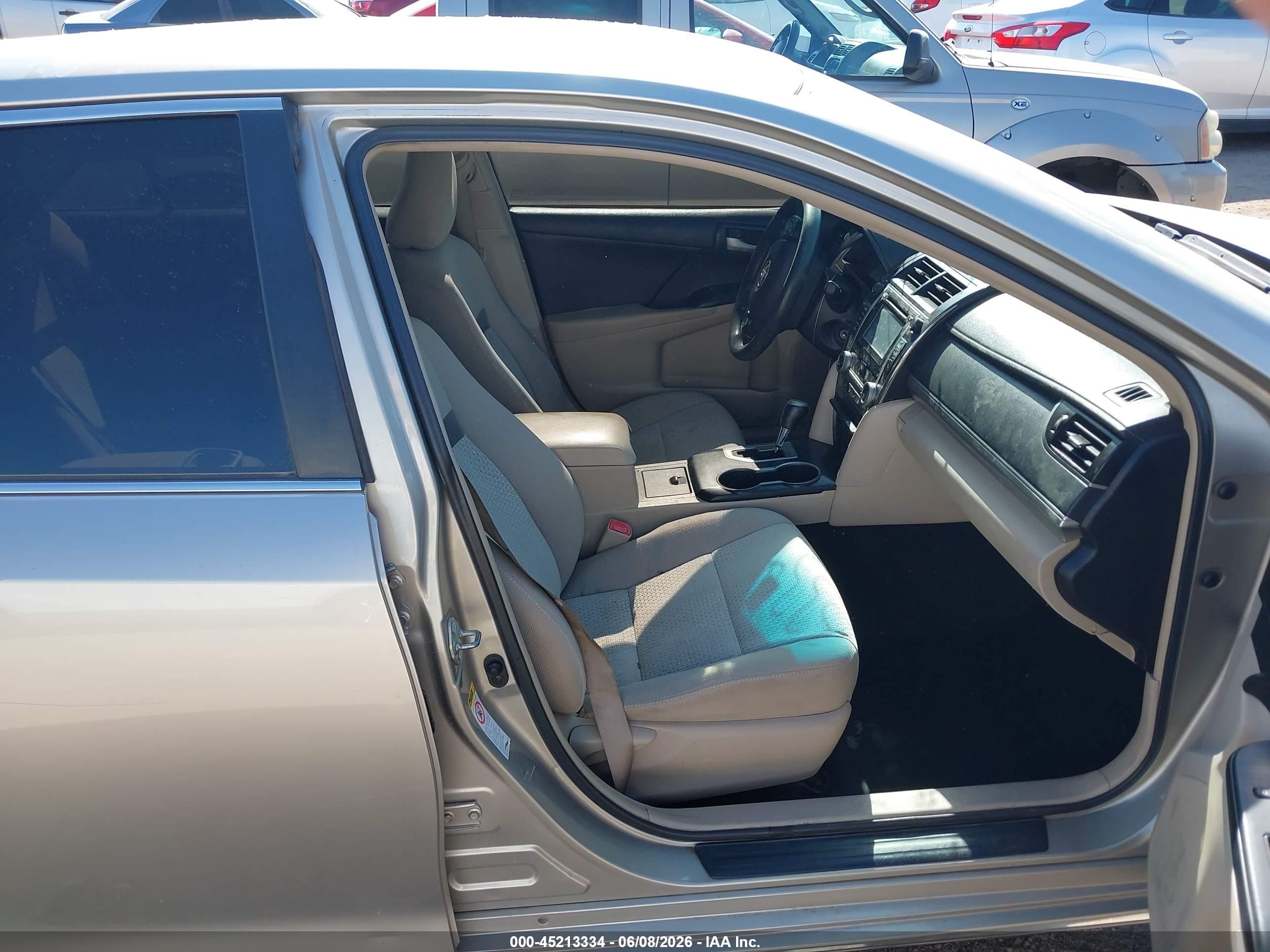 2014 Toyota Camry Le Серебряный vin: 4T4BF1FK0ER442669