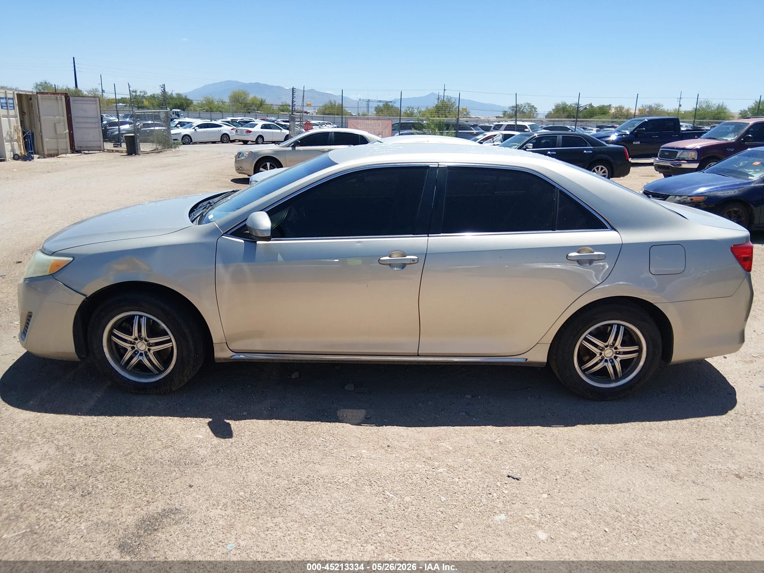 2014 Toyota Camry Le Серебряный vin: 4T4BF1FK0ER442669