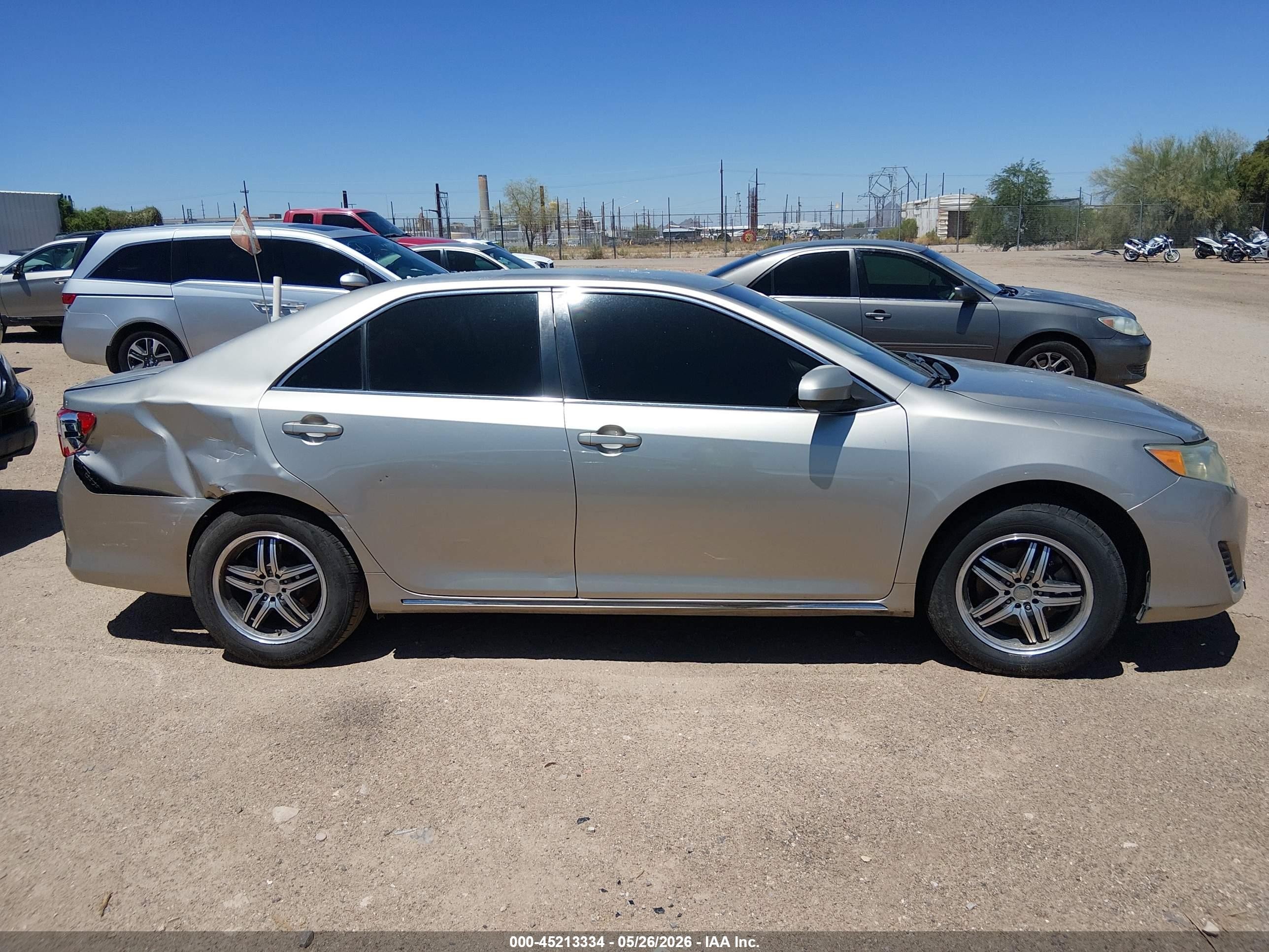 2014 Toyota Camry Le Серебряный vin: 4T4BF1FK0ER442669