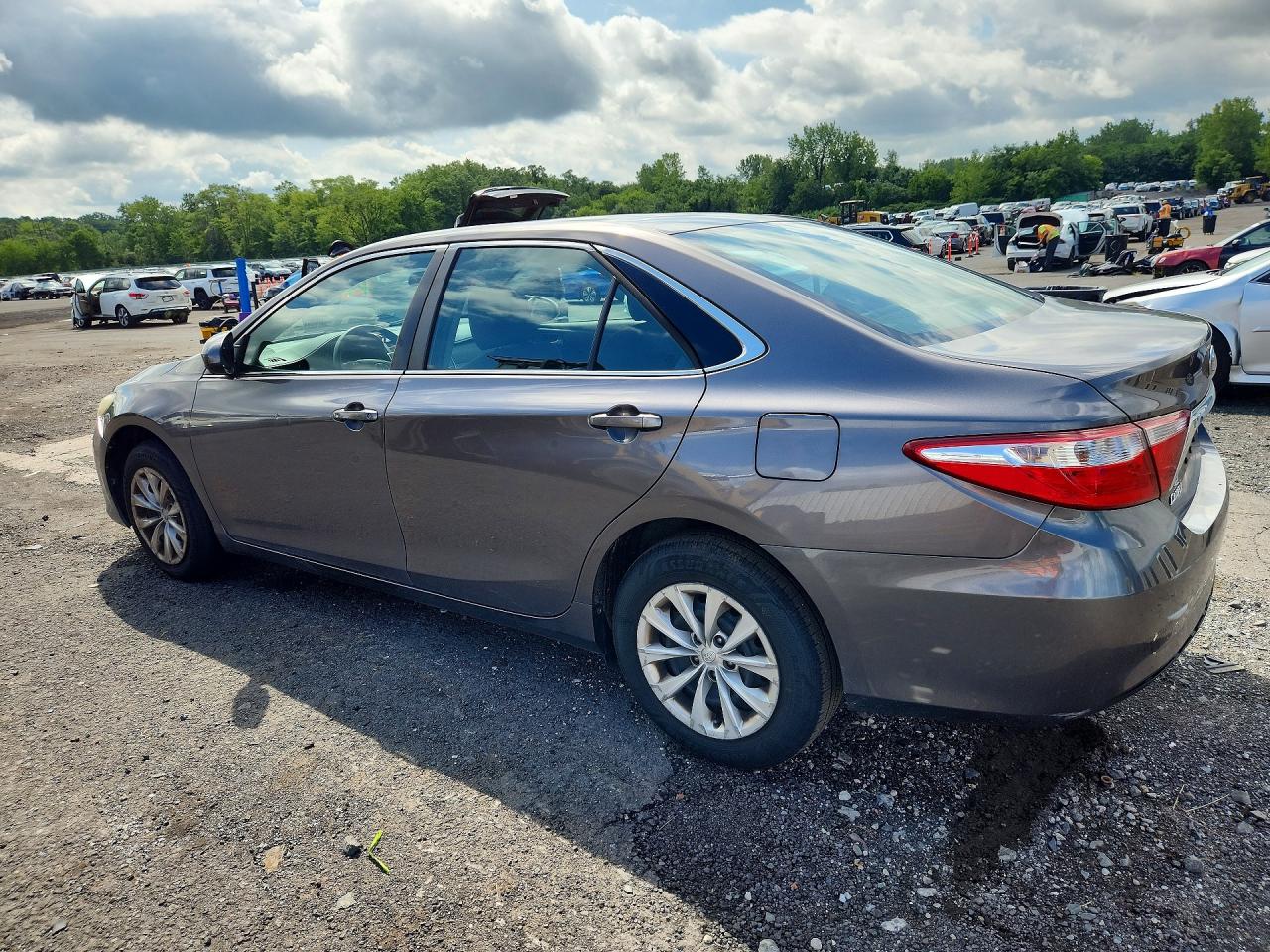 2015 Toyota Camry Le Gray vin: 4T4BF1FK0FR462292