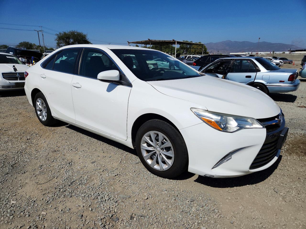 2015 Toyota Camry Le Белый vin: 4T4BF1FK0FR471073