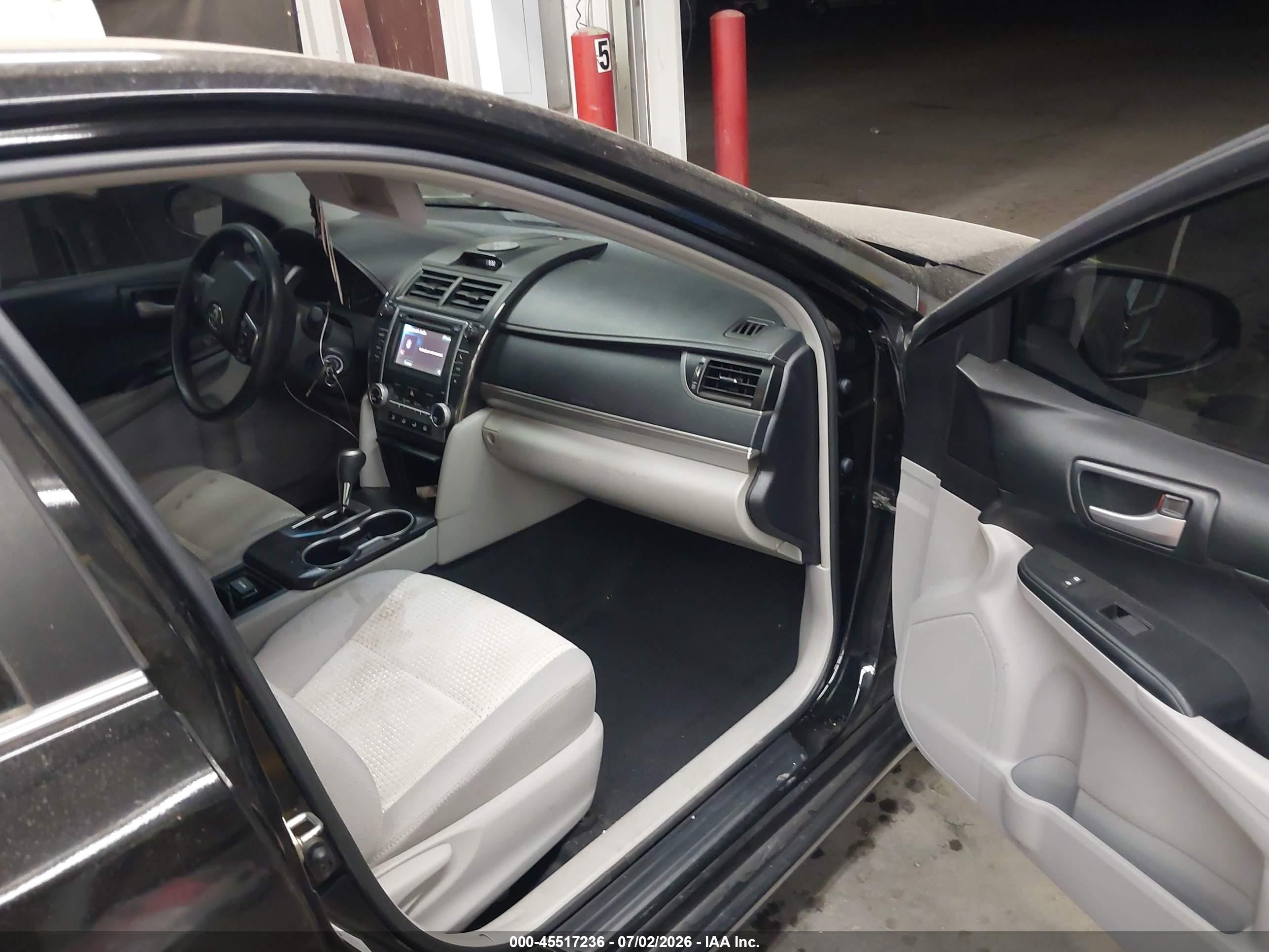 2014 Toyota Camry Le Gray vin: 4T4BF1FK1ER338885