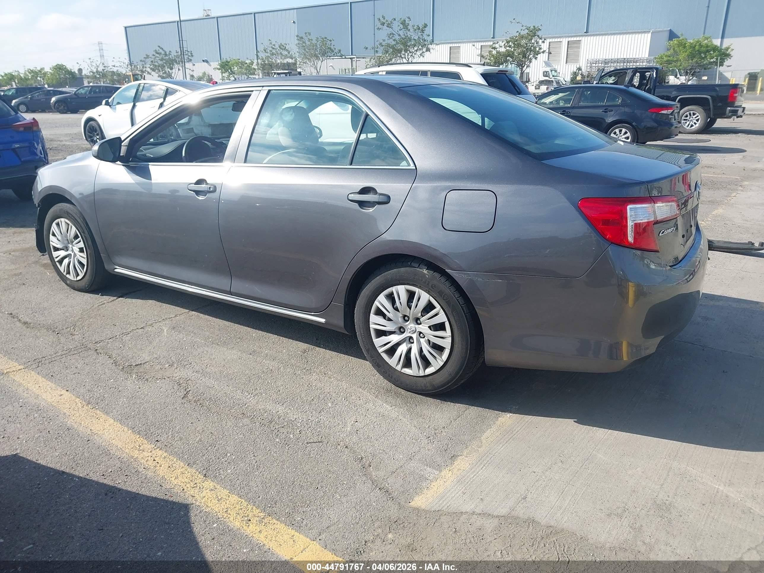 2014 Toyota Camry Le Green vin: 4T4BF1FK1ER379274
