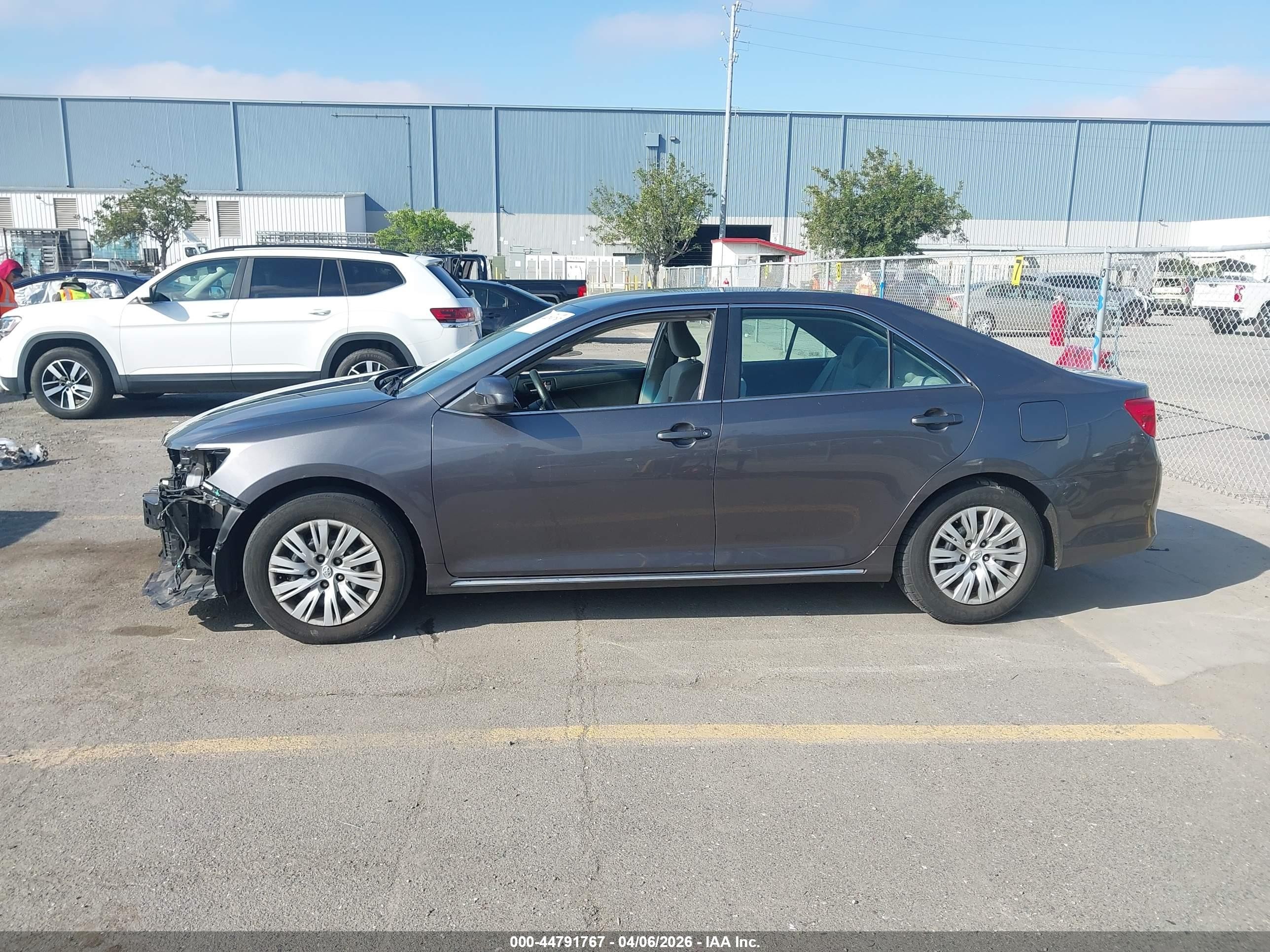 2014 Toyota Camry Le Green vin: 4T4BF1FK1ER379274