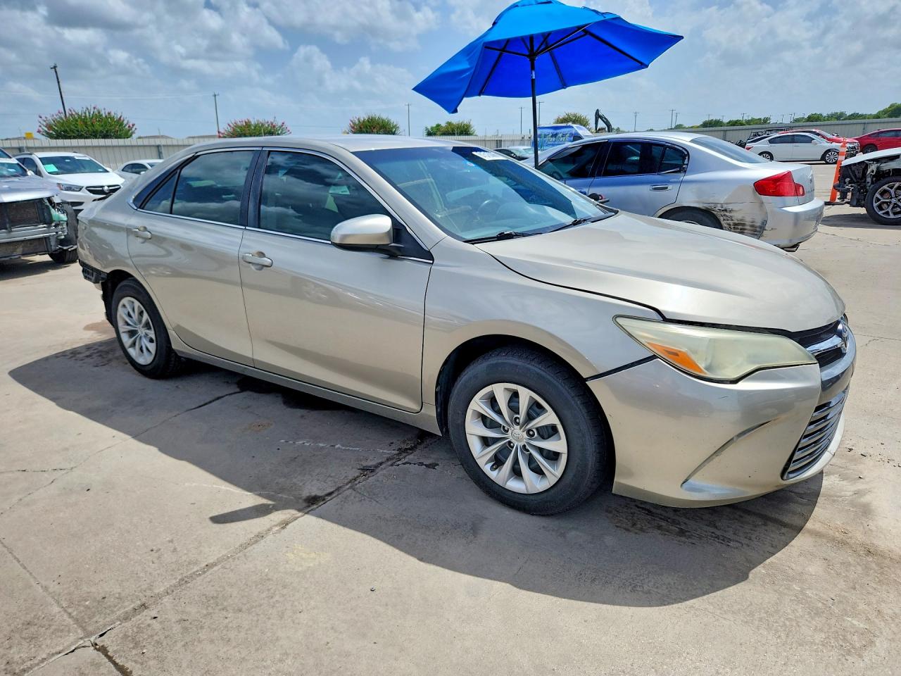 2015 Toyota Camry Le Золотой vin: 4T4BF1FK1FR446652