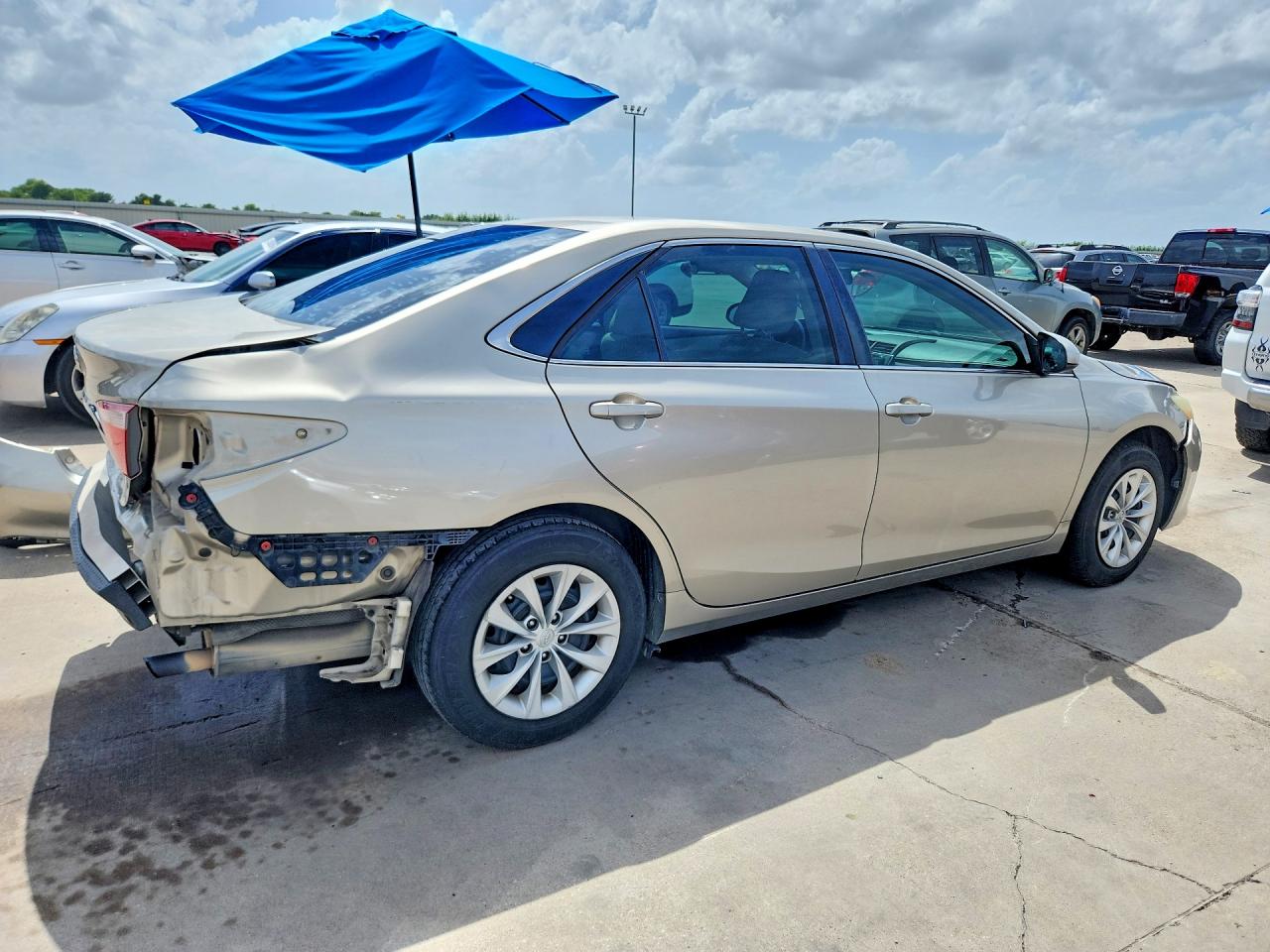 2015 Toyota Camry Le Золотой vin: 4T4BF1FK1FR446652