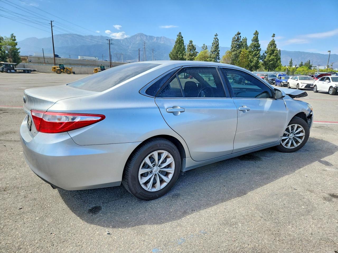 2015 Toyota Camry Le Серебряный vin: 4T4BF1FK1FR464455