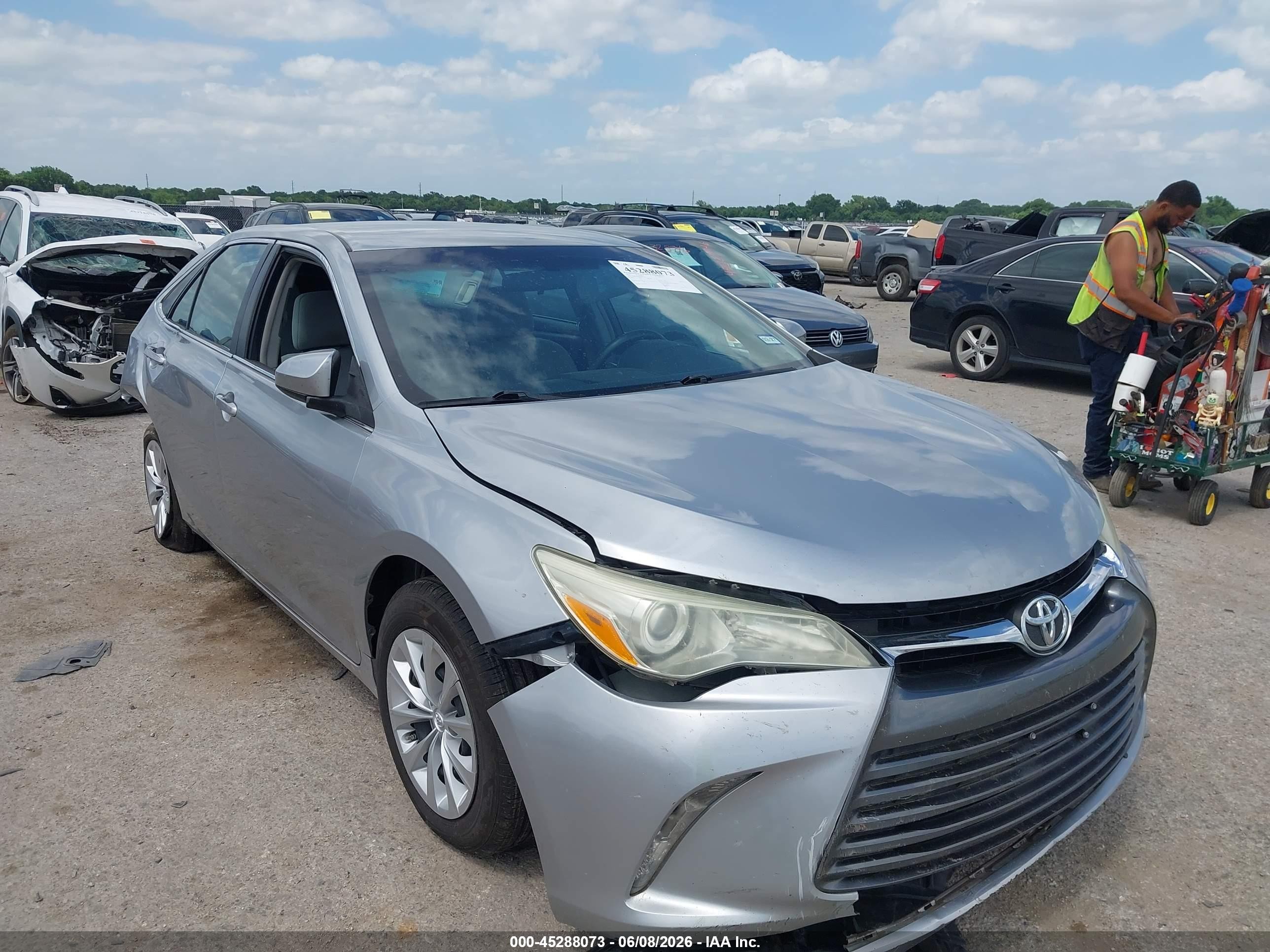 2015 Toyota Camry Le Серебряный vin: 4T4BF1FK1FR465234
