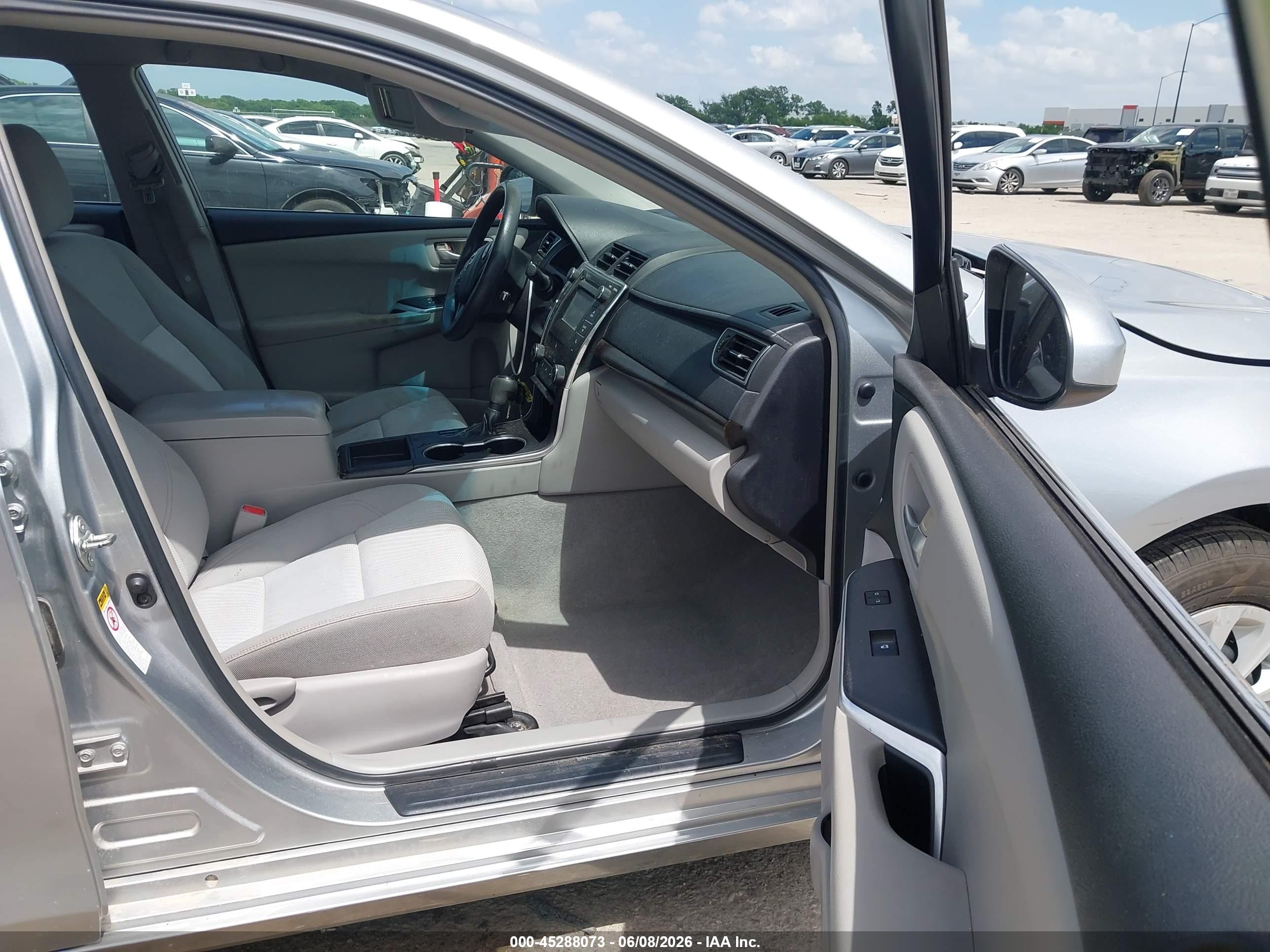 2015 Toyota Camry Le Серебряный vin: 4T4BF1FK1FR465234