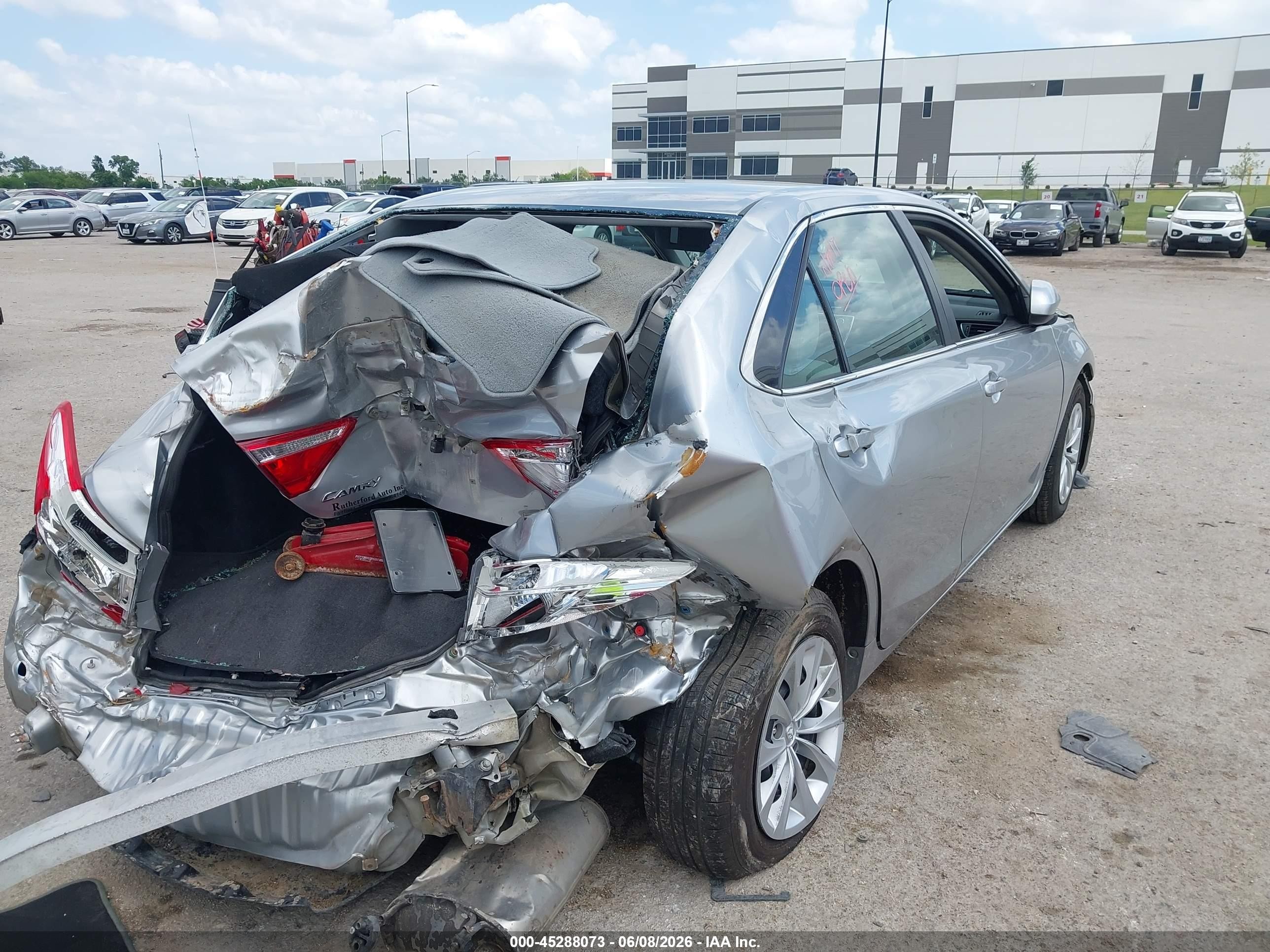 2015 Toyota Camry Le Серебряный vin: 4T4BF1FK1FR465234