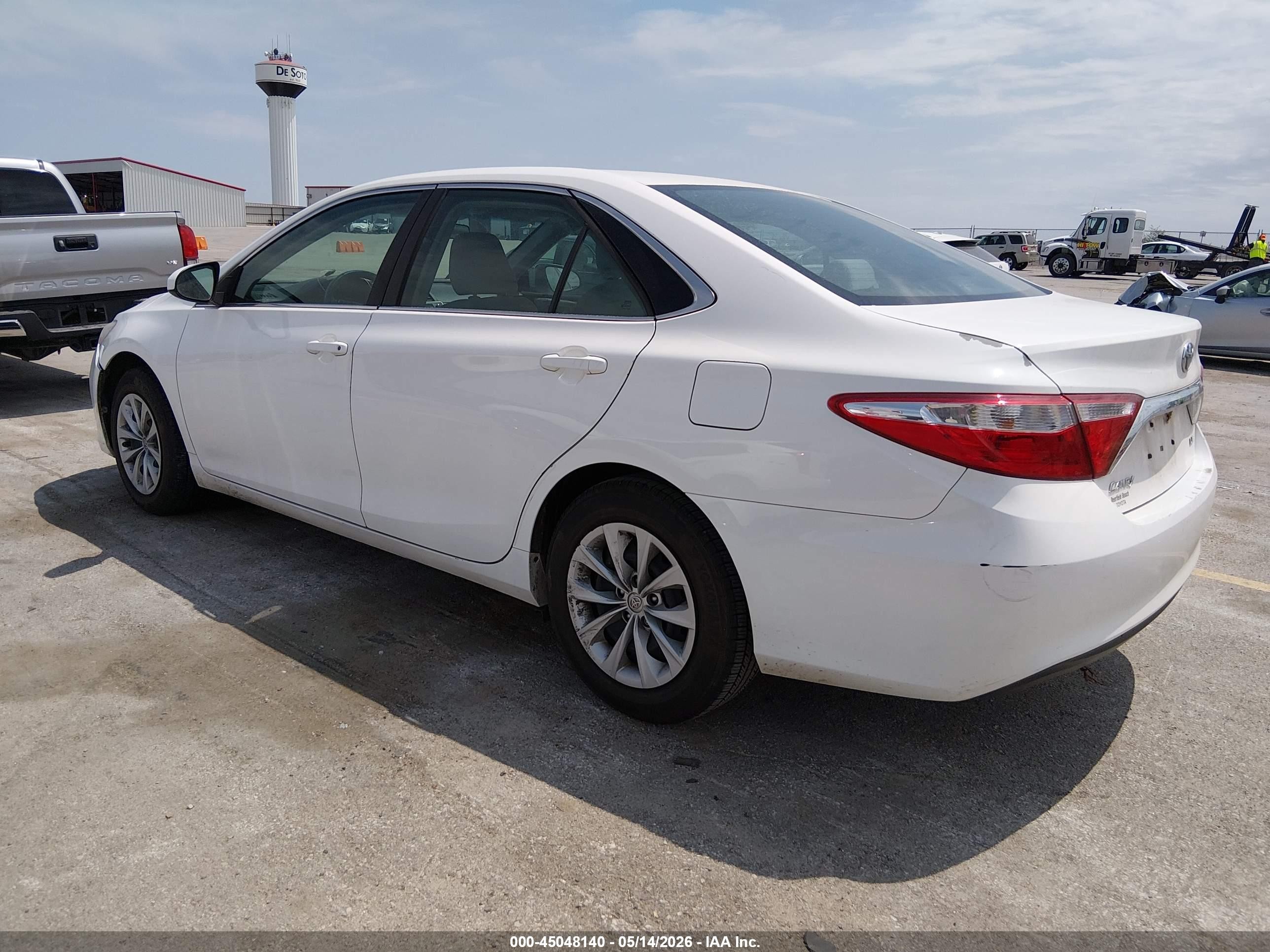 2016 Toyota Camry Le White vin: 4T4BF1FK1GR564105