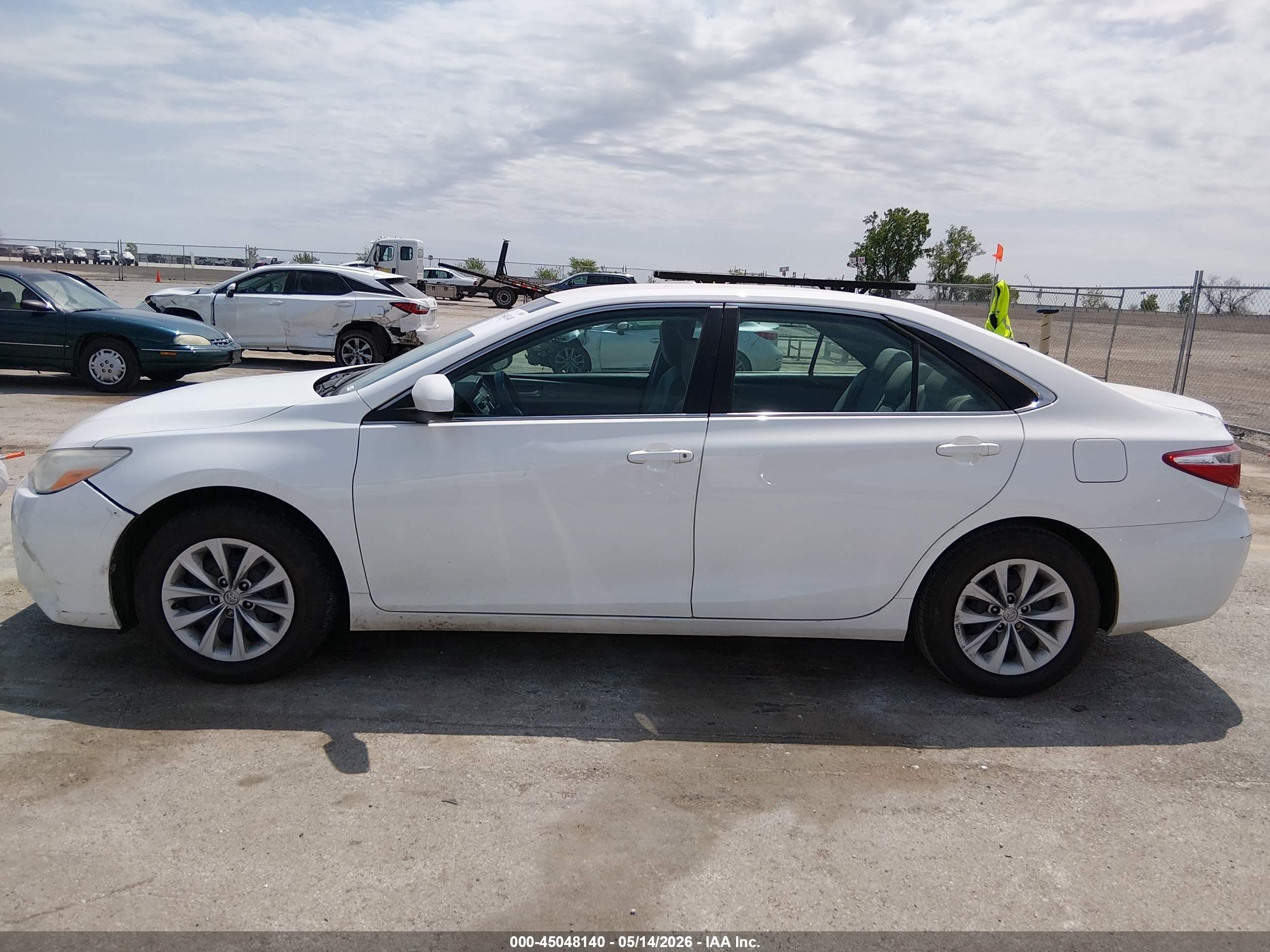 2016 Toyota Camry Le White vin: 4T4BF1FK1GR564105
