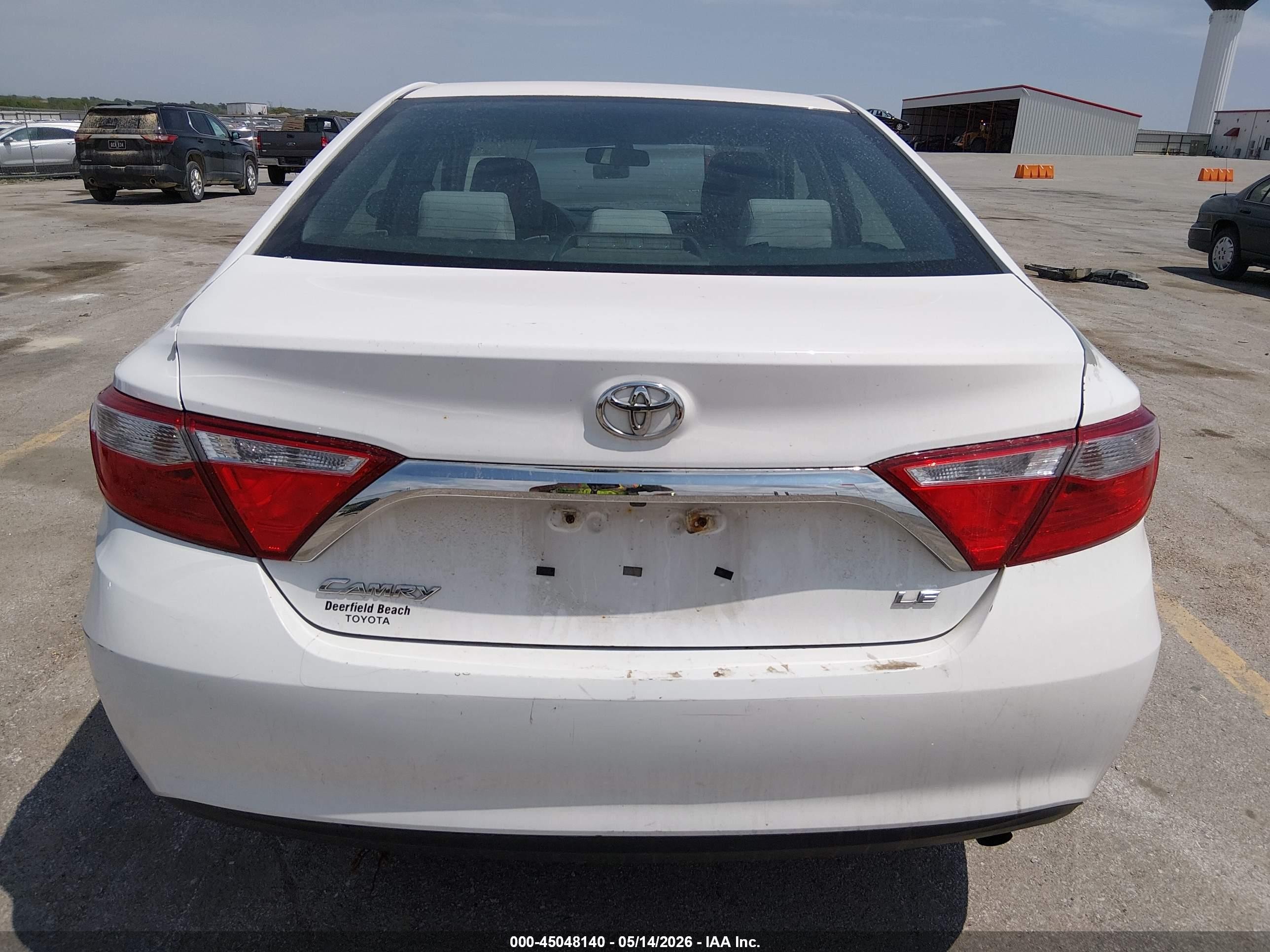 2016 Toyota Camry Le White vin: 4T4BF1FK1GR564105