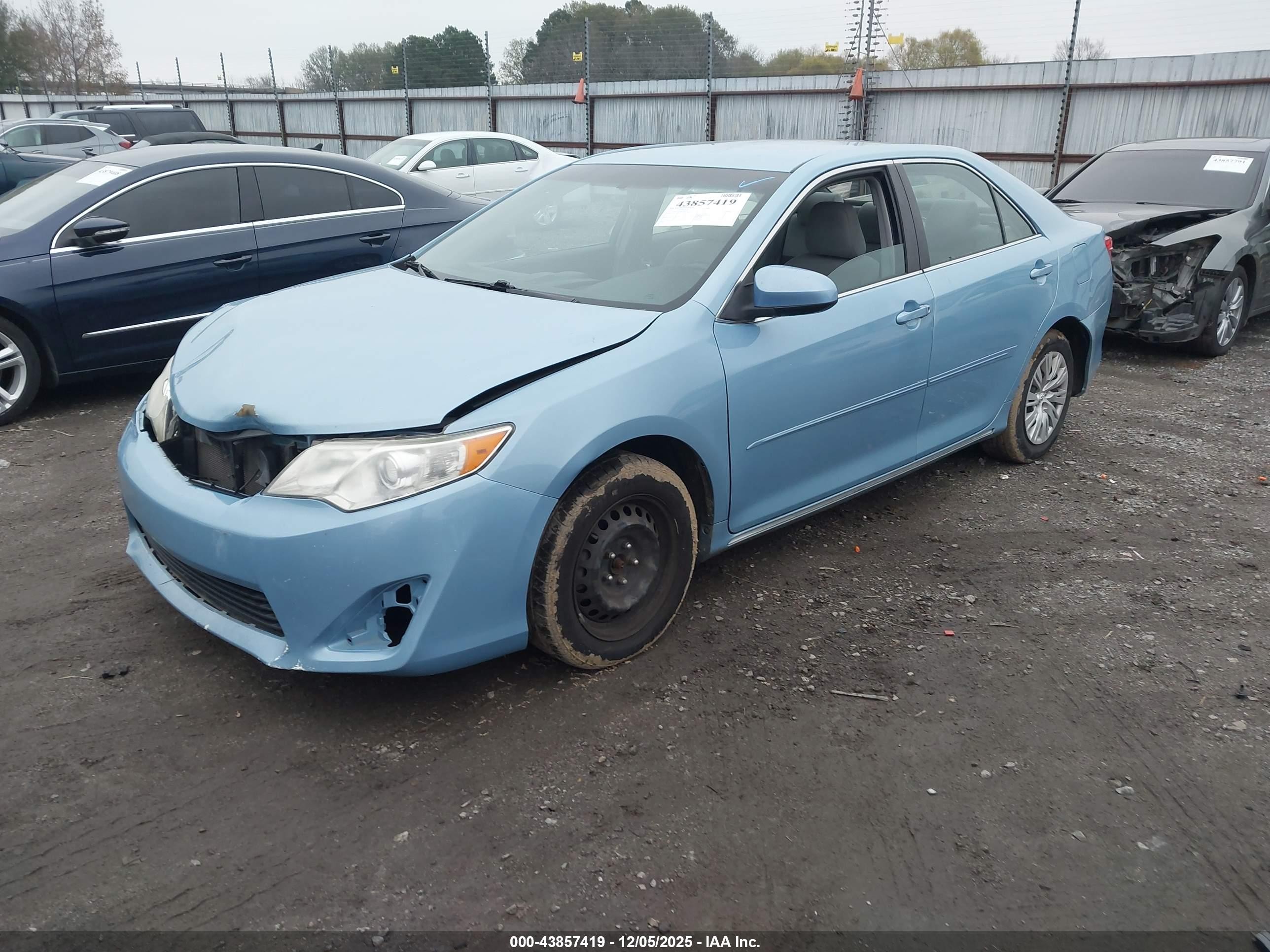 2013 Toyota Camry Le Blue vin: 4T4BF1FK2DR290442