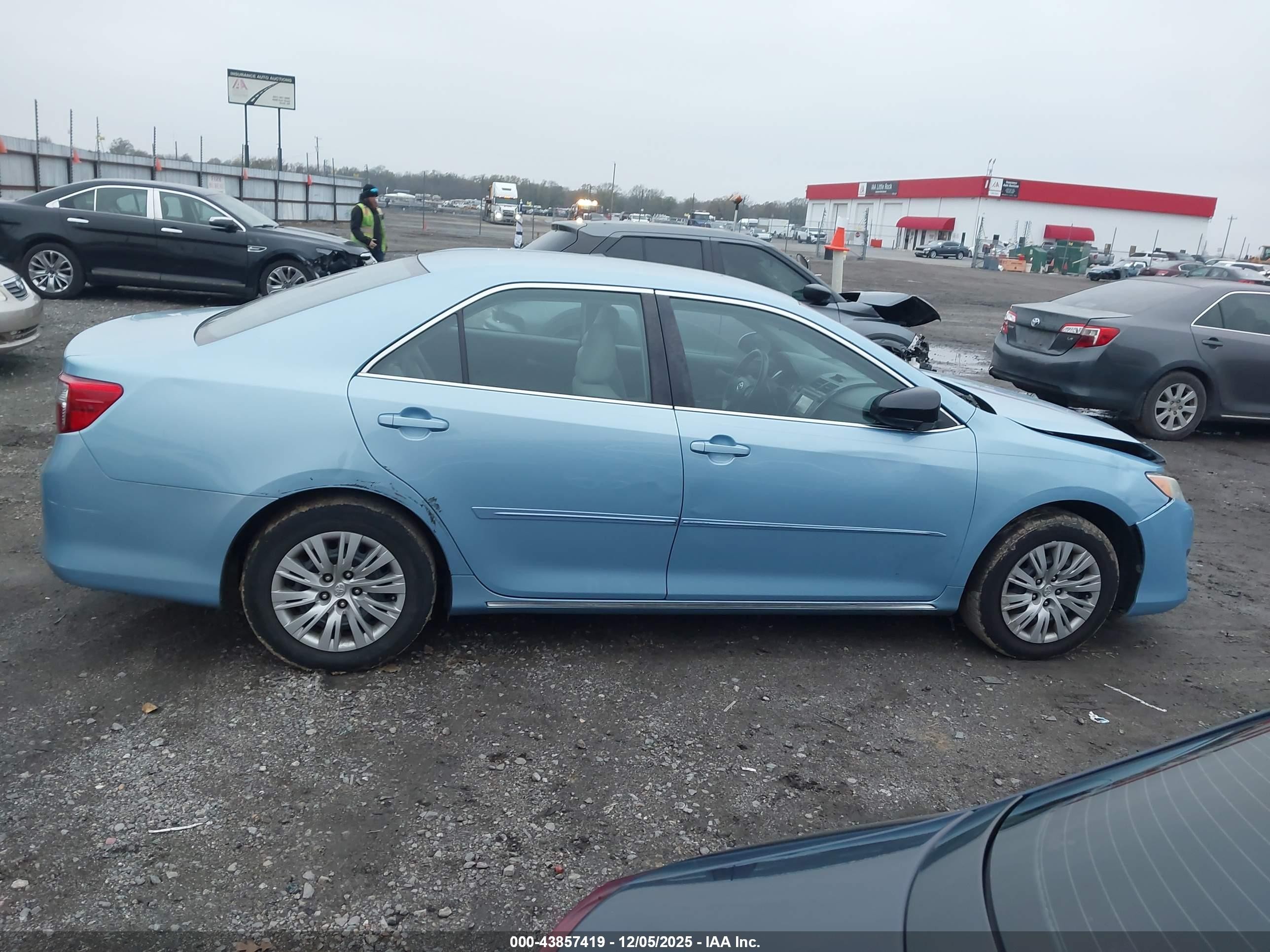 2013 Toyota Camry Le Blue vin: 4T4BF1FK2DR290442