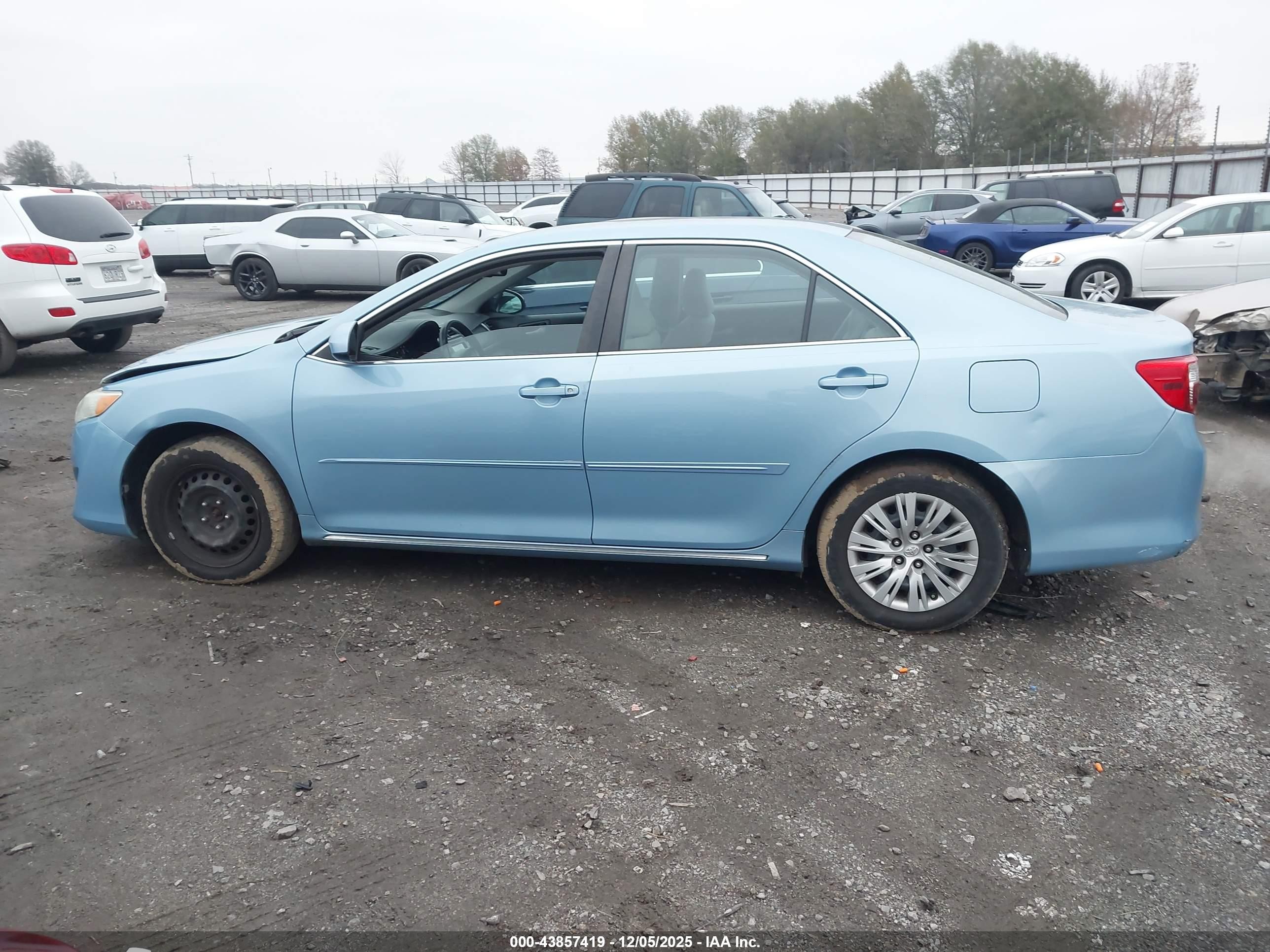2013 Toyota Camry Le Blue vin: 4T4BF1FK2DR290442