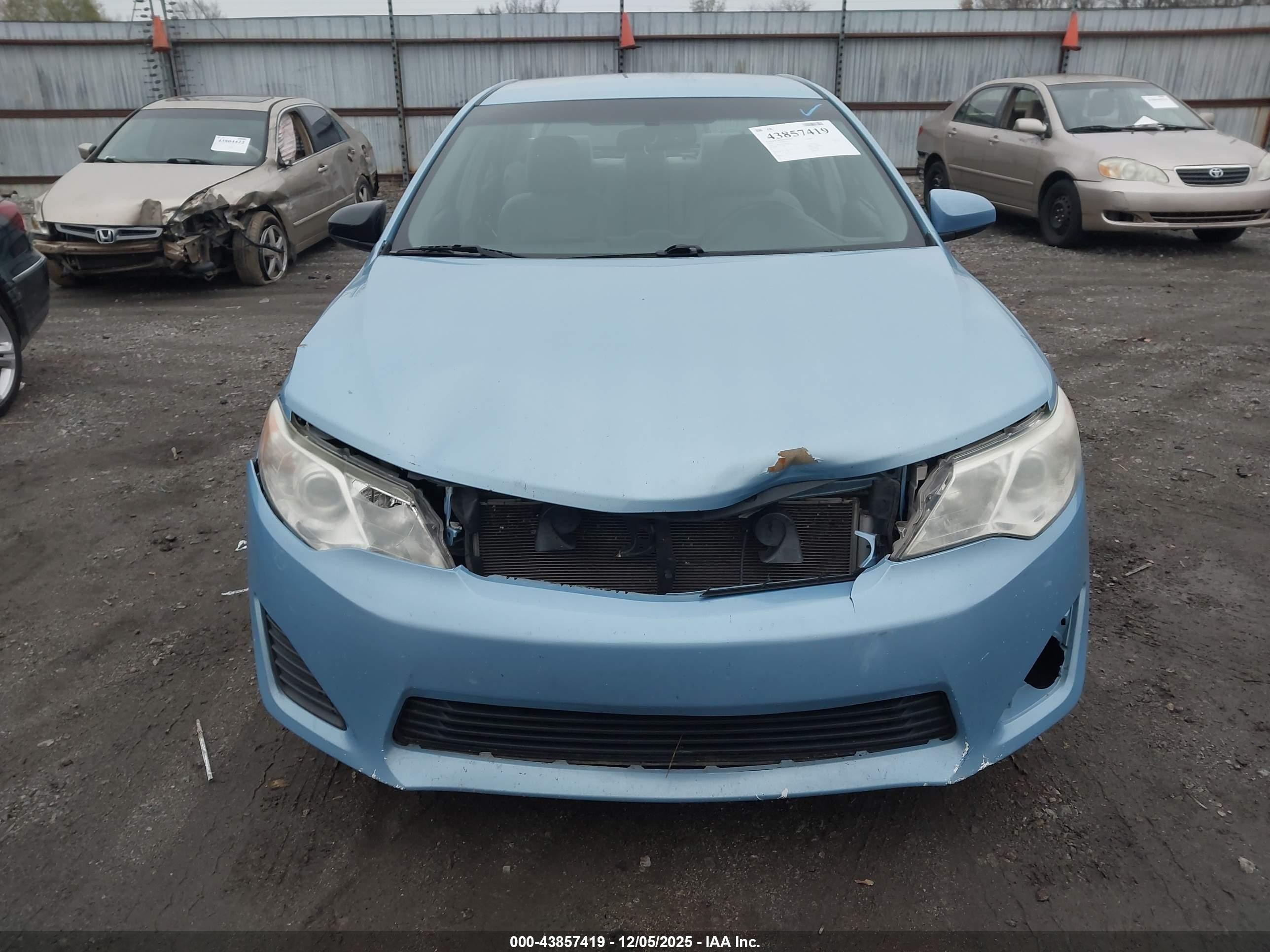 2013 Toyota Camry Le Blue vin: 4T4BF1FK2DR290442