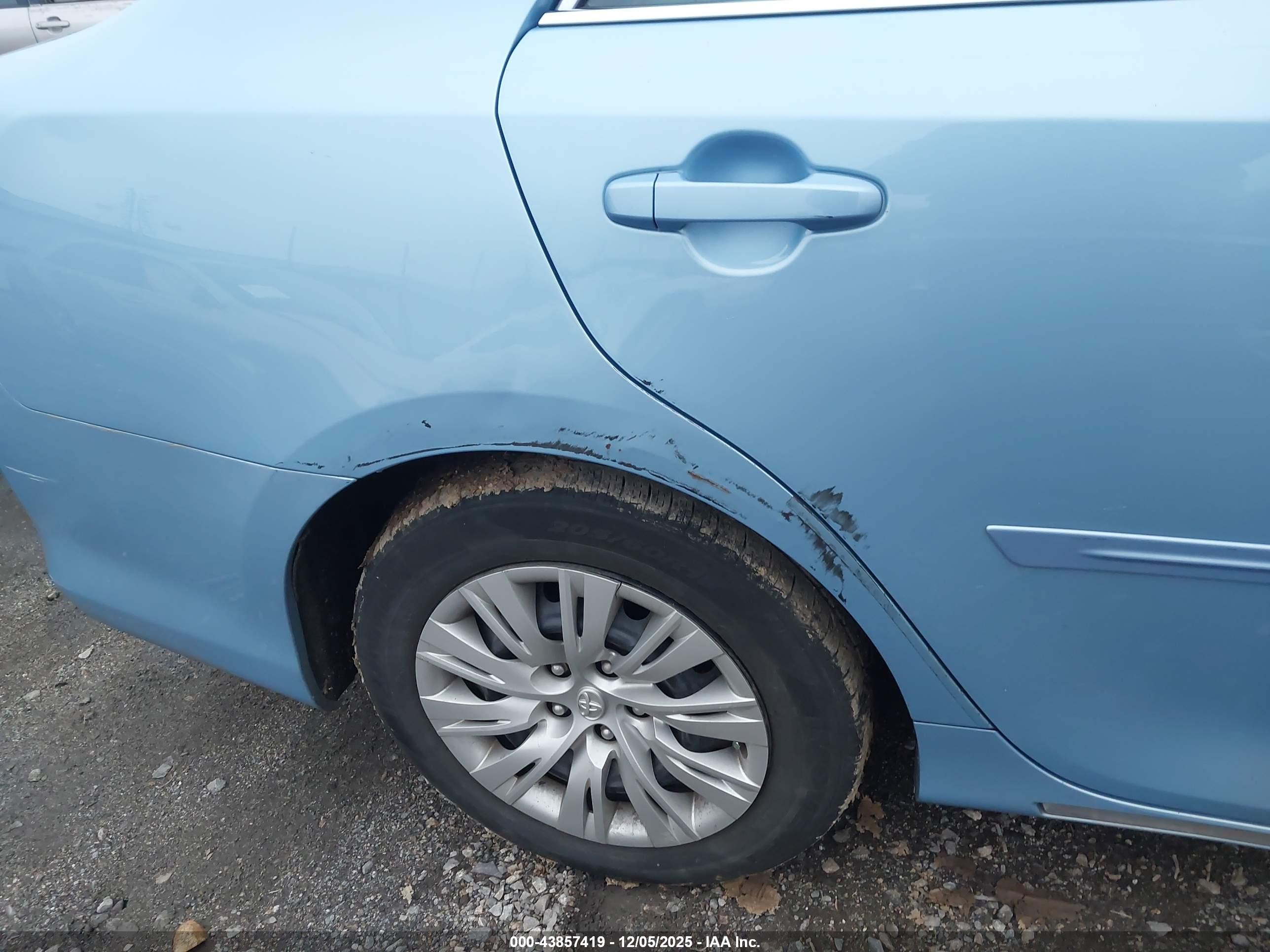 2013 Toyota Camry Le Blue vin: 4T4BF1FK2DR290442