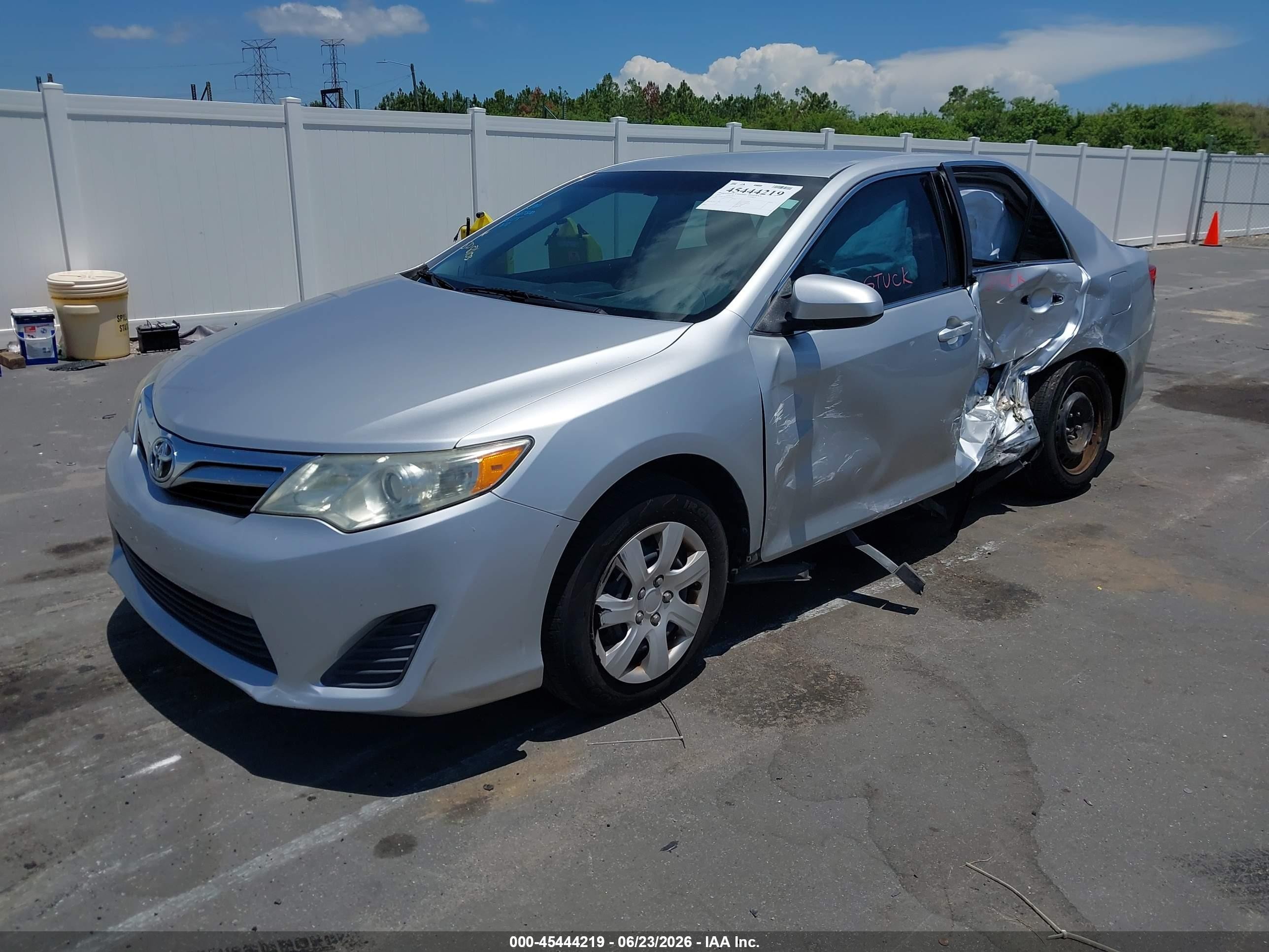 2014 Toyota Camry Le Silver vin: 4T4BF1FK2ER343044