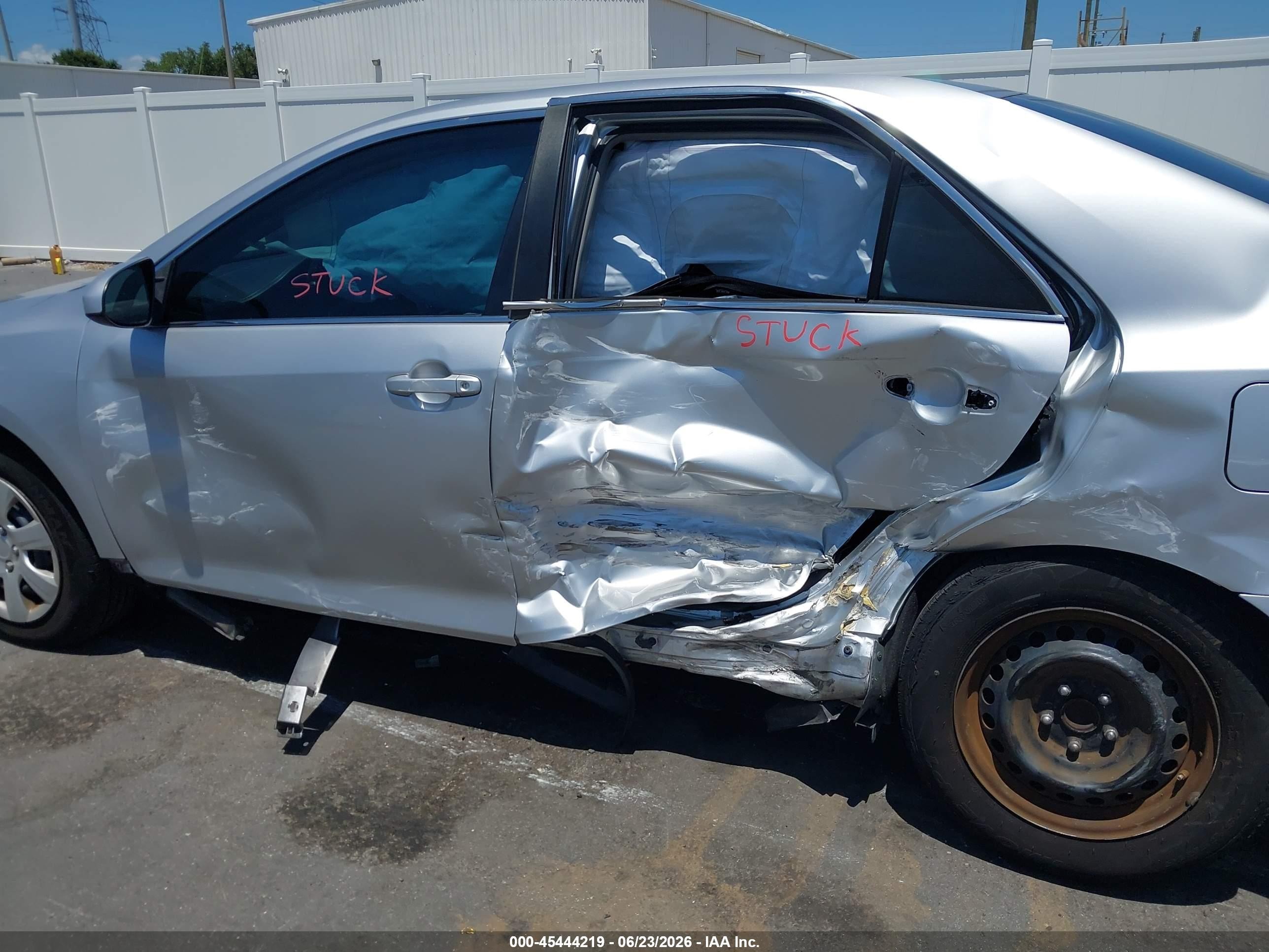 2014 Toyota Camry Le Silver vin: 4T4BF1FK2ER343044