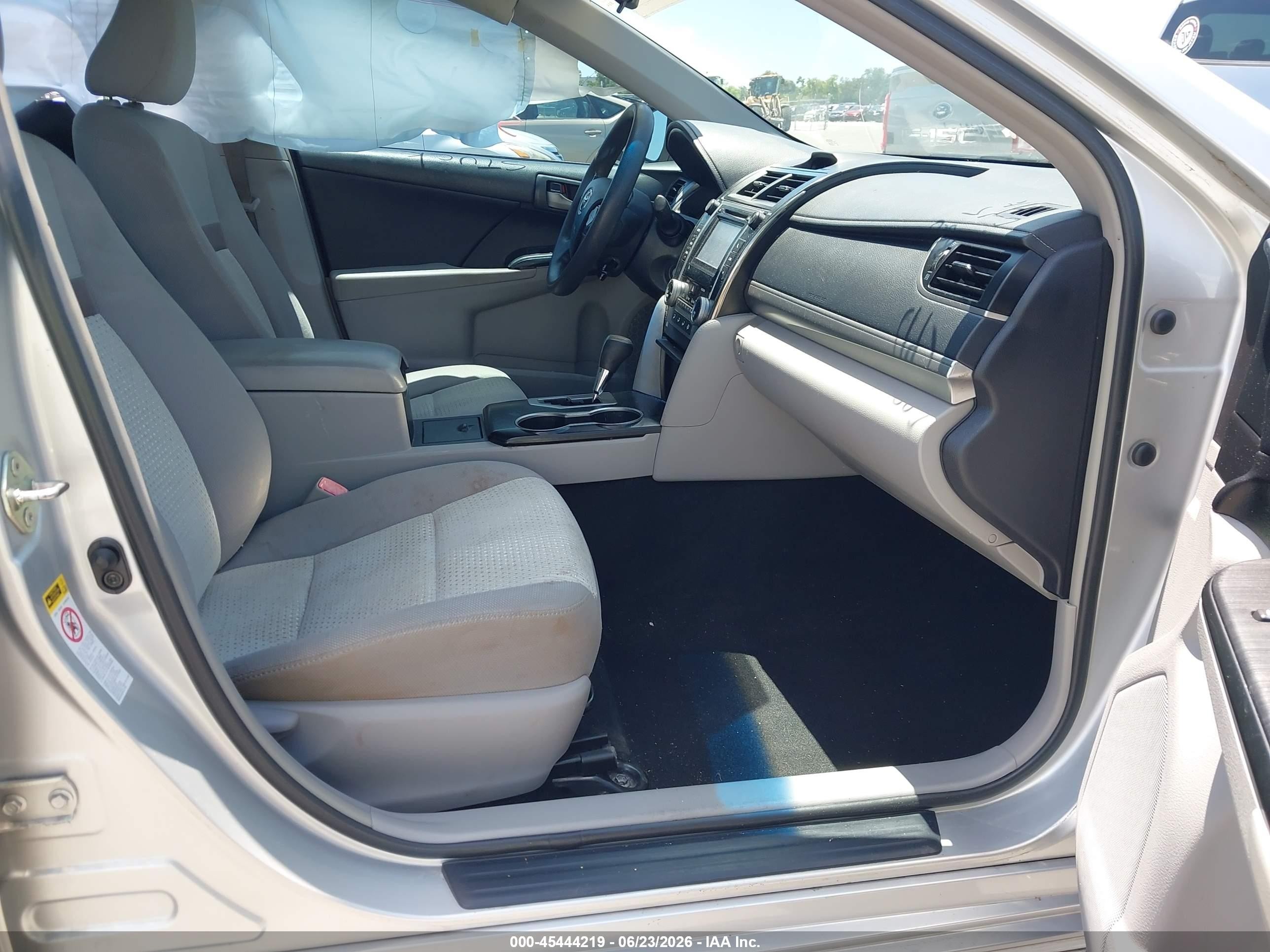 2014 Toyota Camry Le Silver vin: 4T4BF1FK2ER343044