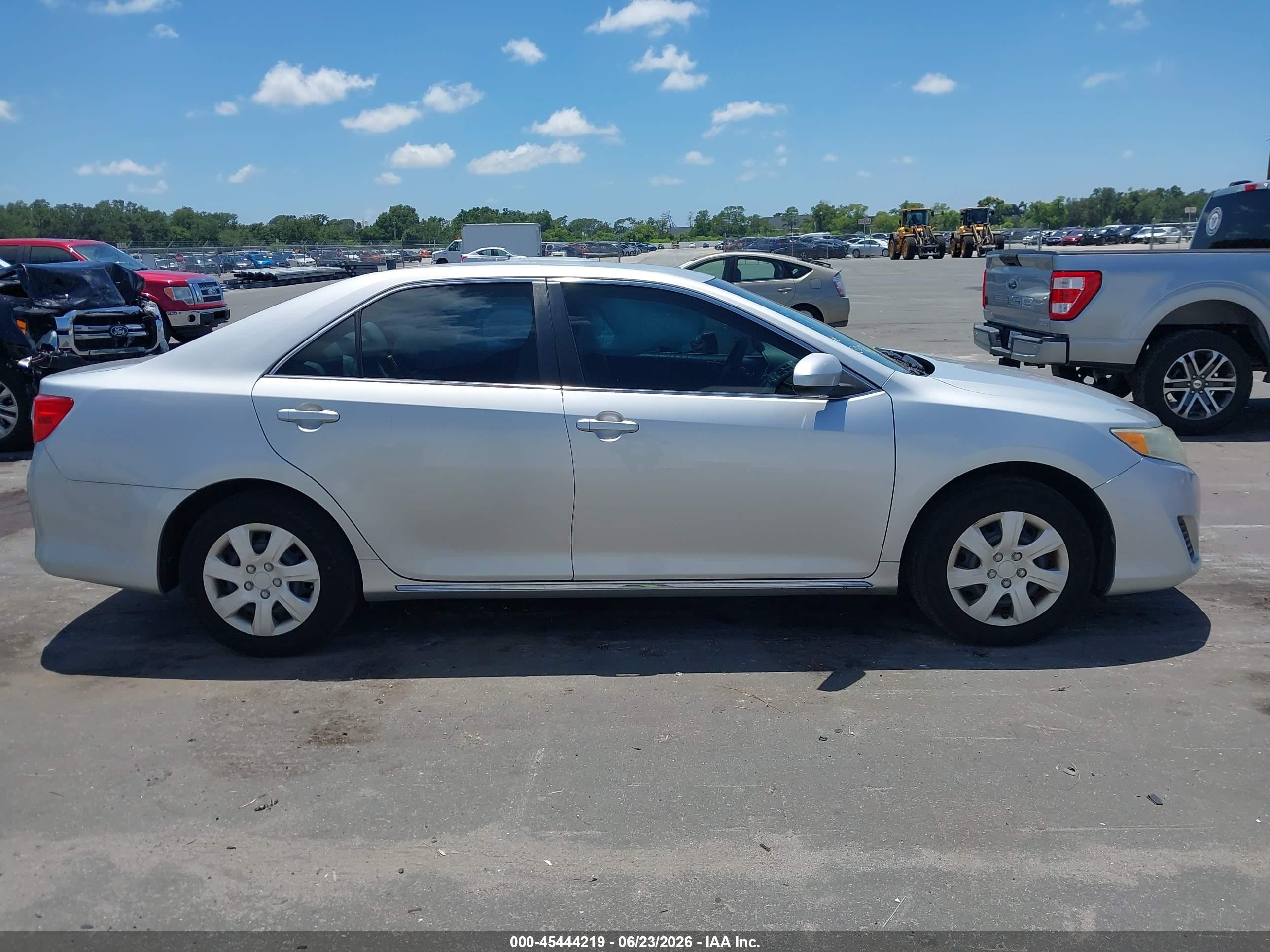 2014 Toyota Camry Le Silver vin: 4T4BF1FK2ER343044