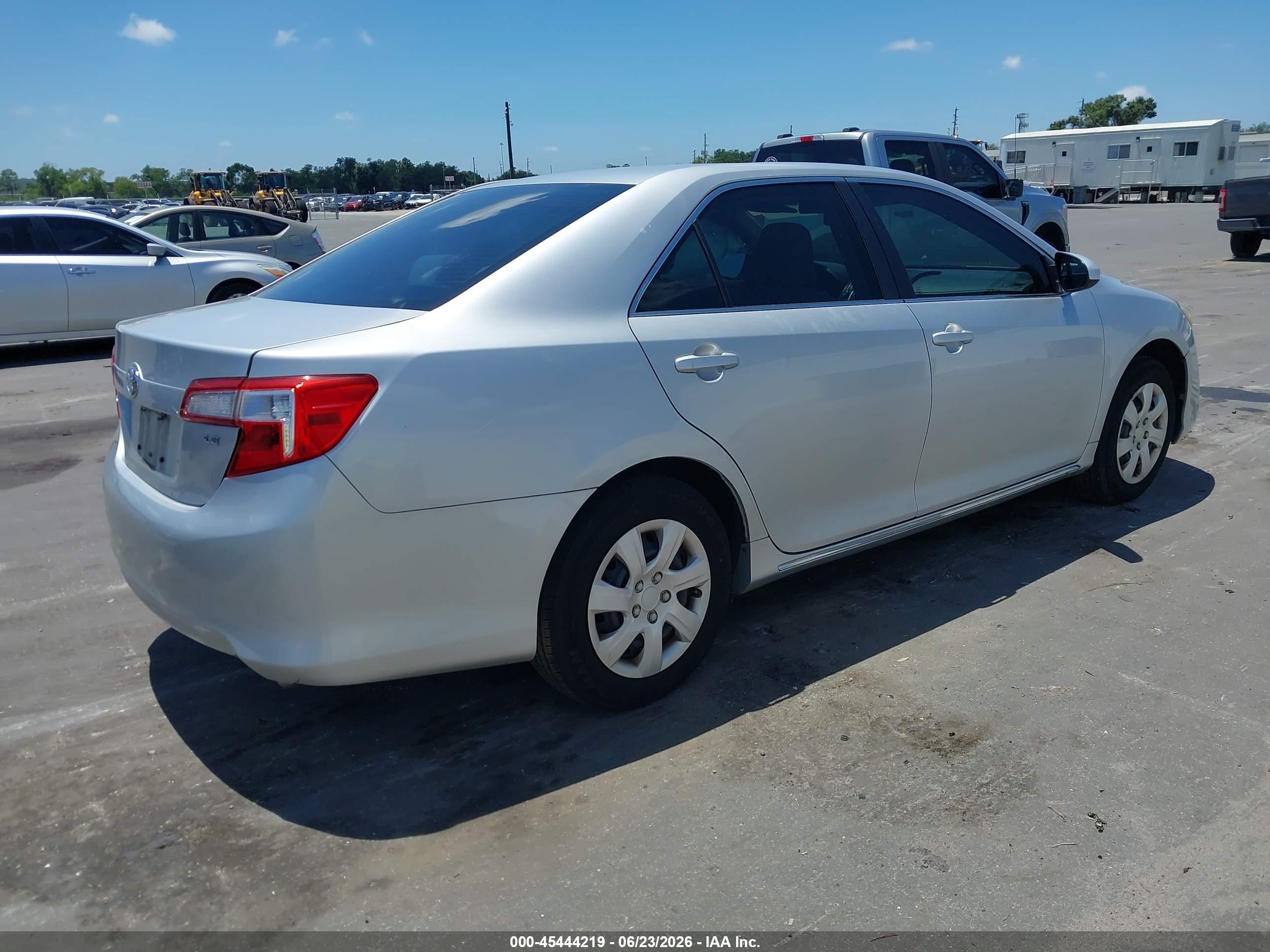 2014 Toyota Camry Le Silver vin: 4T4BF1FK2ER343044