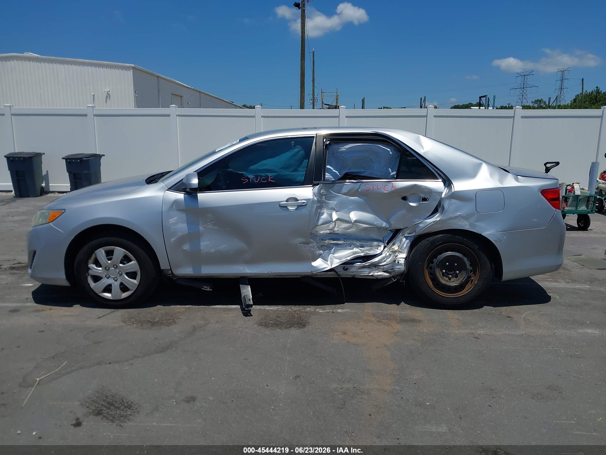 2014 Toyota Camry Le Silver vin: 4T4BF1FK2ER343044