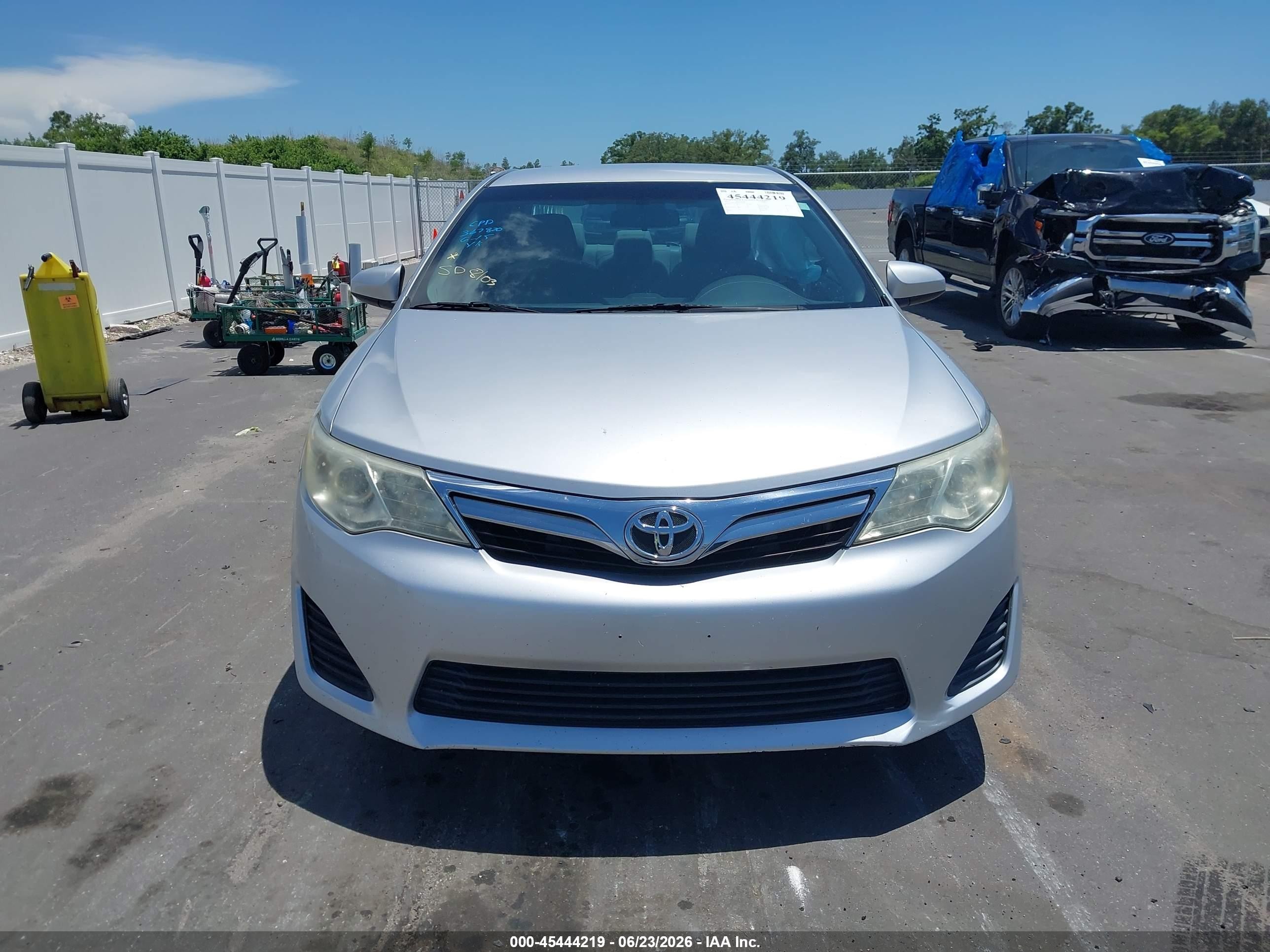 2014 Toyota Camry Le Silver vin: 4T4BF1FK2ER343044