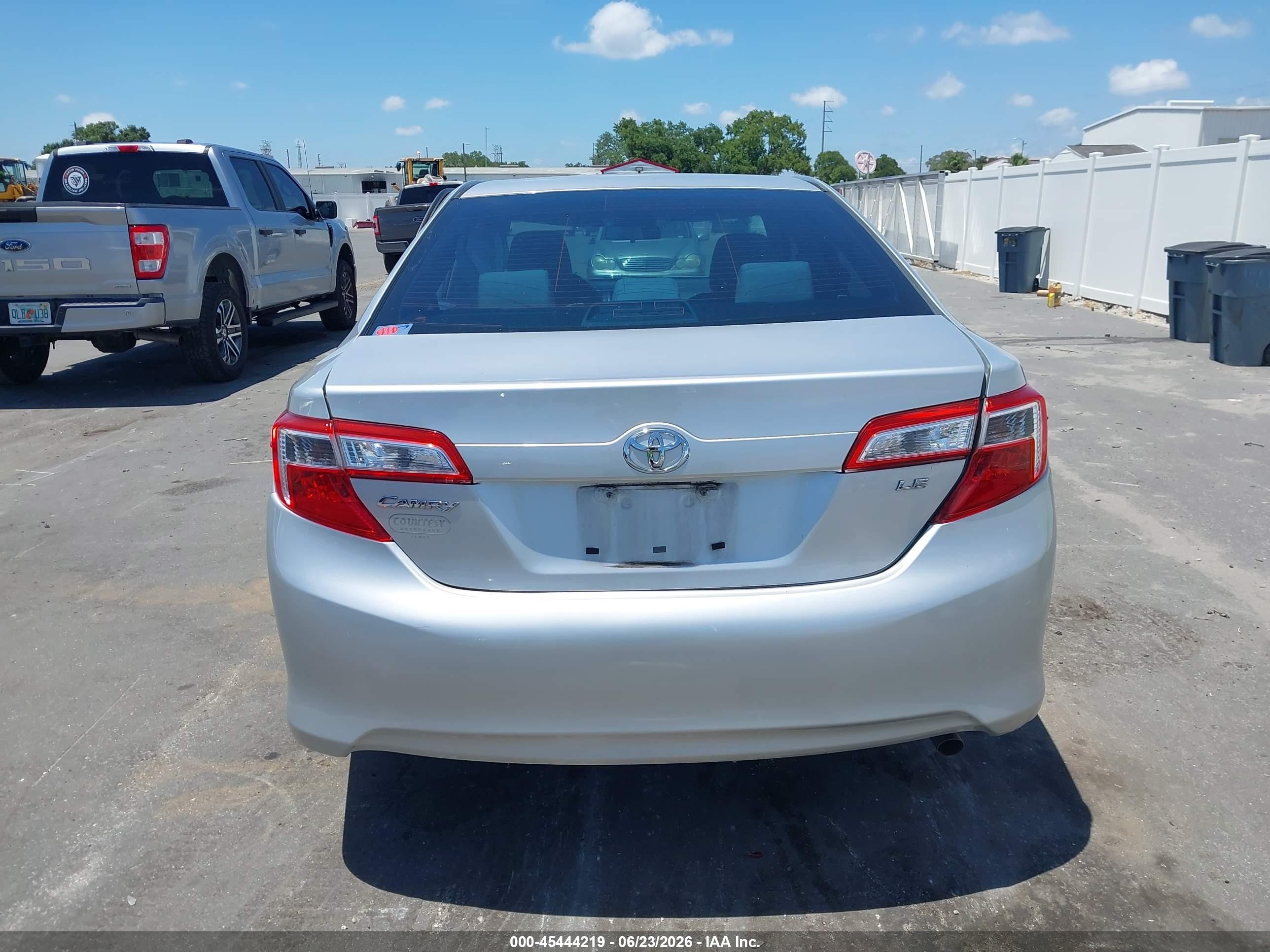 2014 Toyota Camry Le Silver vin: 4T4BF1FK2ER343044