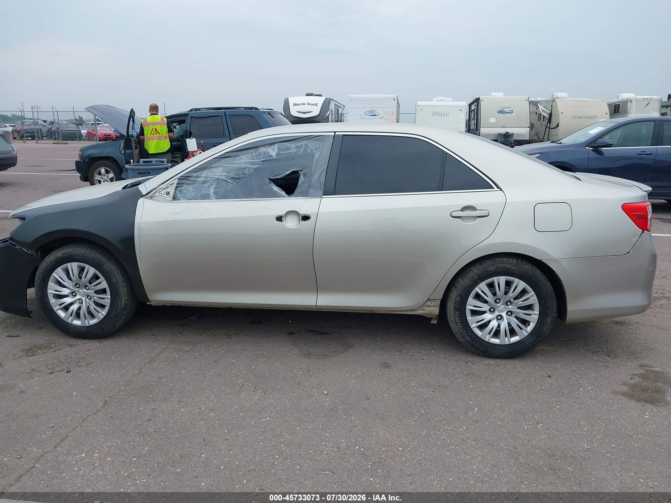 2014 Toyota Camry Le Золотой vin: 4T4BF1FK2ER426988