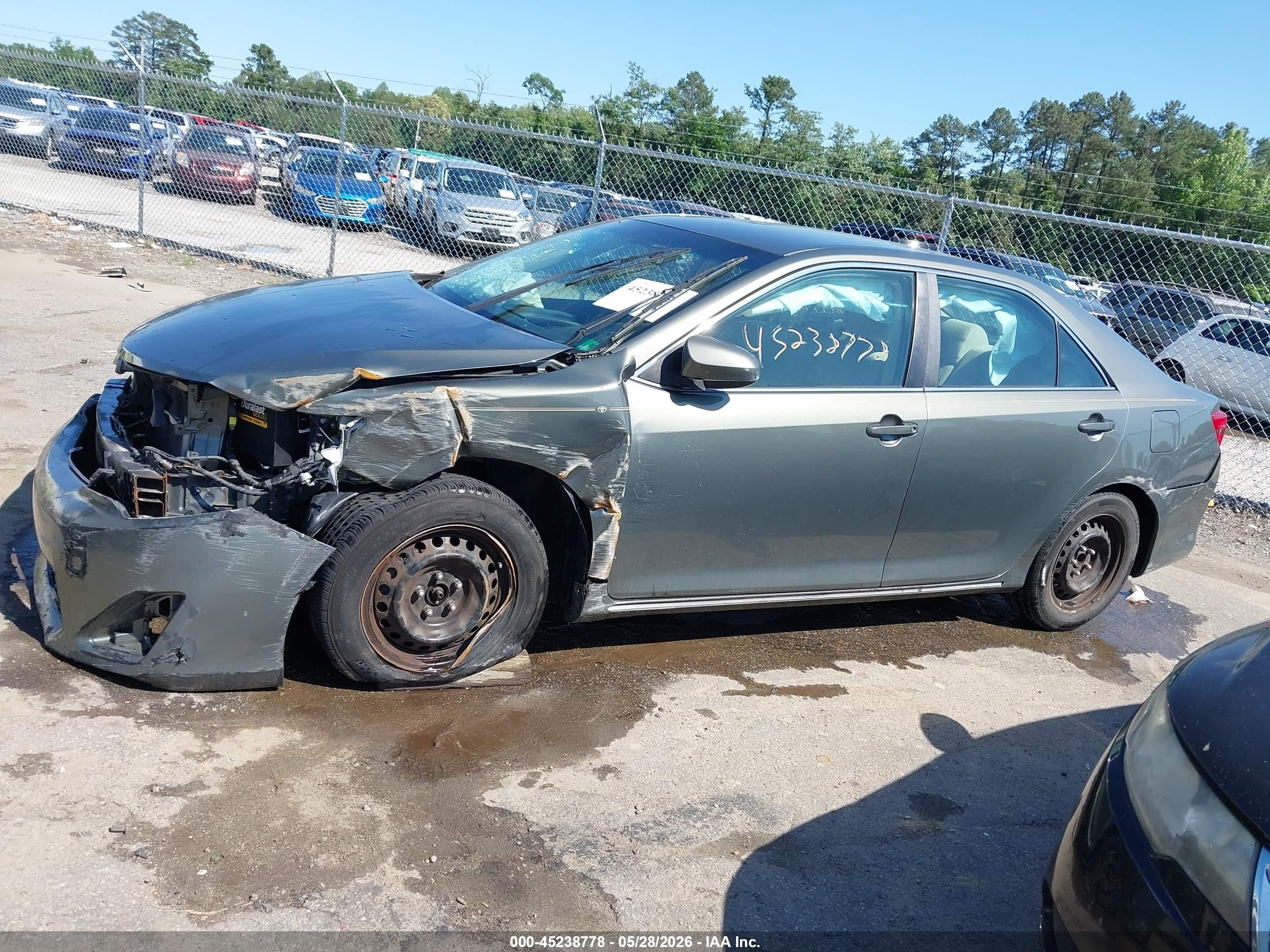 2014 Toyota Camry Le Gray vin: 4T4BF1FK2ER438140