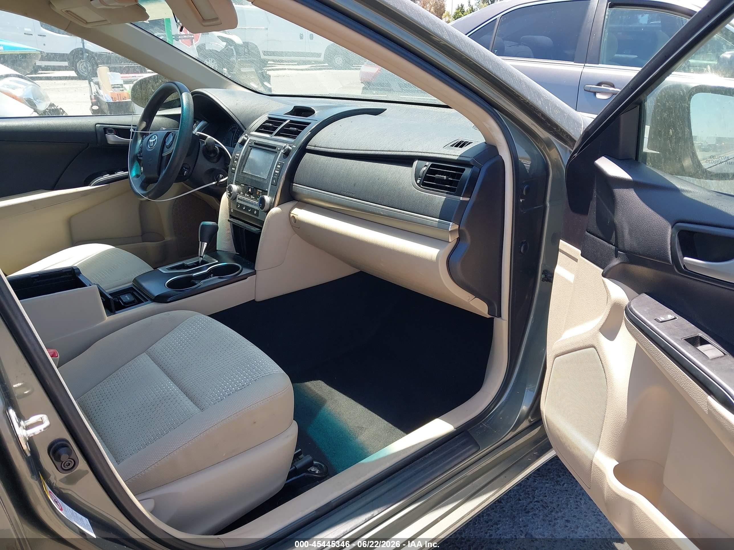 2014 Toyota Camry Le Серый vin: 4T4BF1FK2ER440941
