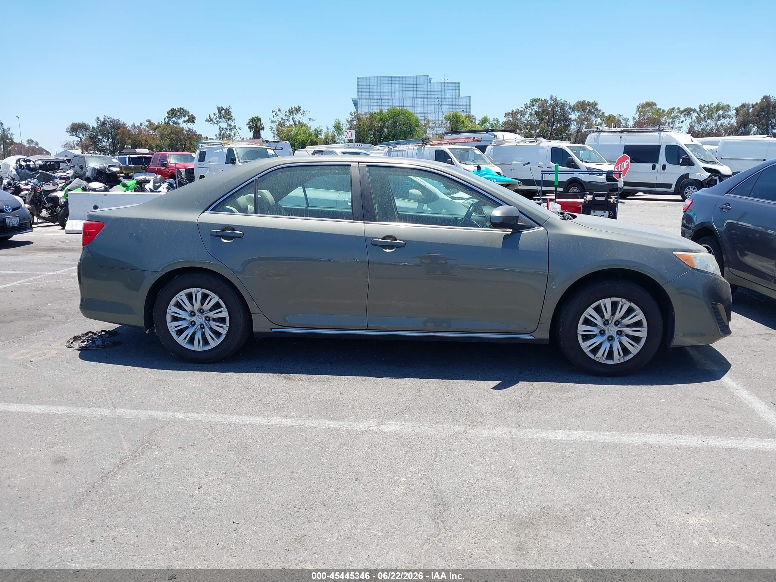 2014 Toyota Camry Le Серый vin: 4T4BF1FK2ER440941