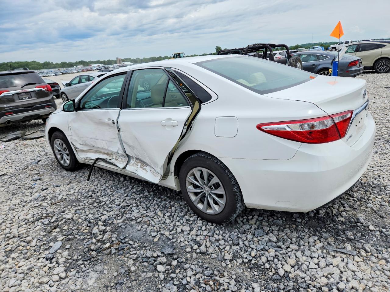 2015 Toyota Camry Le White vin: 4T4BF1FK2FR476694