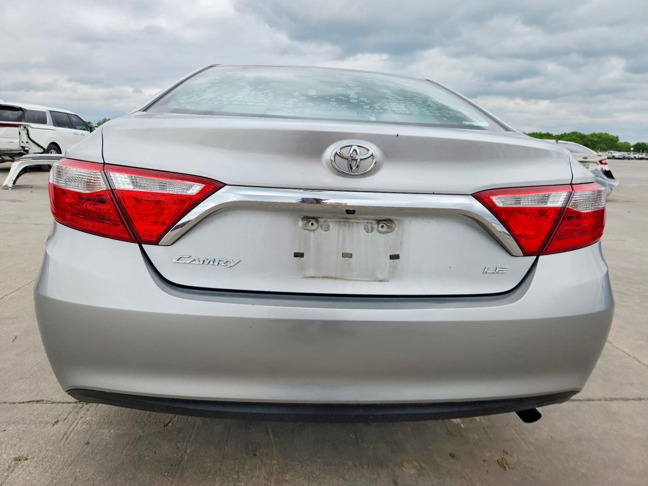 2015 Toyota Camry Le Серебряный vin: 4T4BF1FK2FR506468