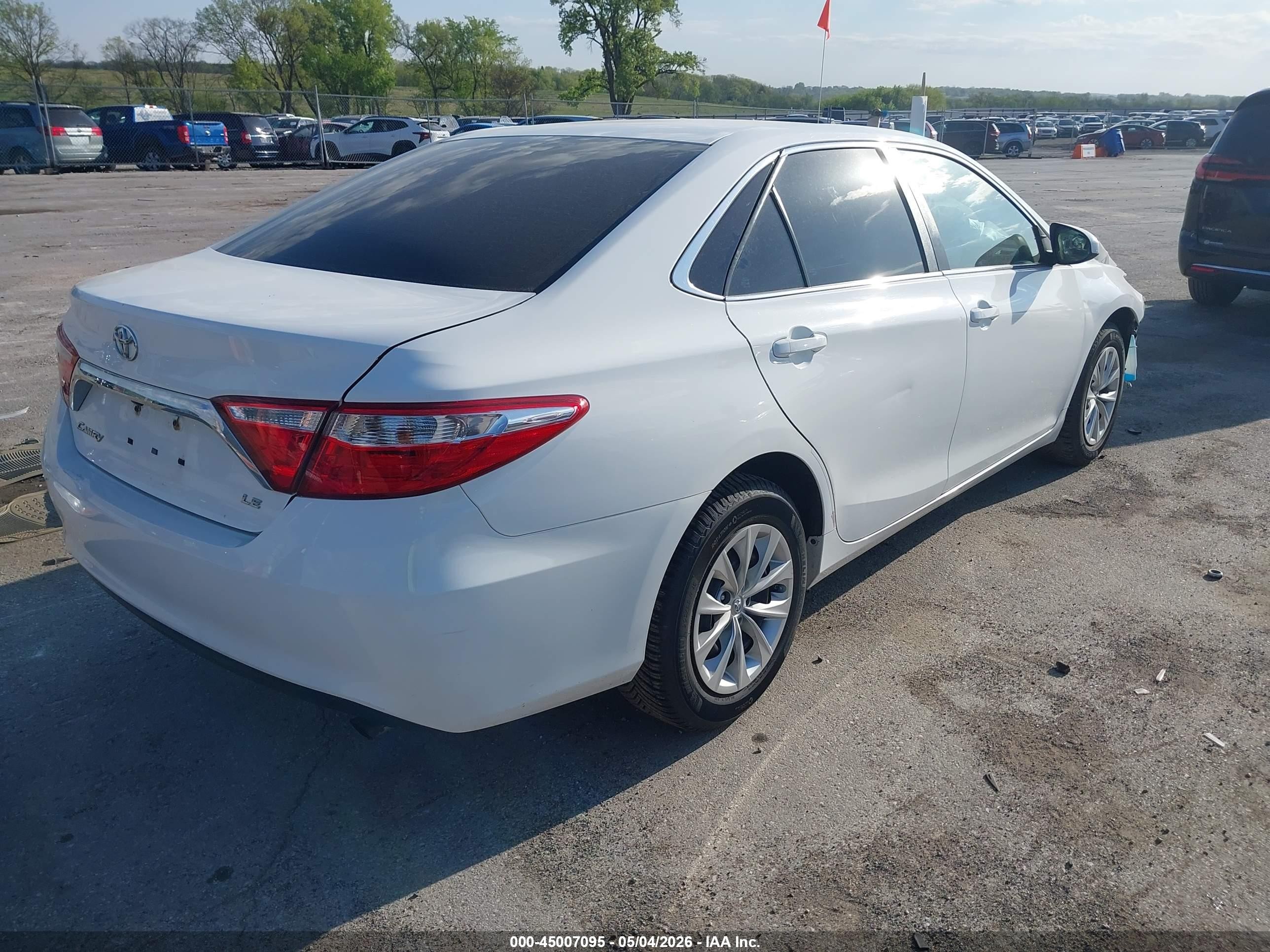 2015 Toyota Camry   Белый vin: 4T4BF1FK2FR514263