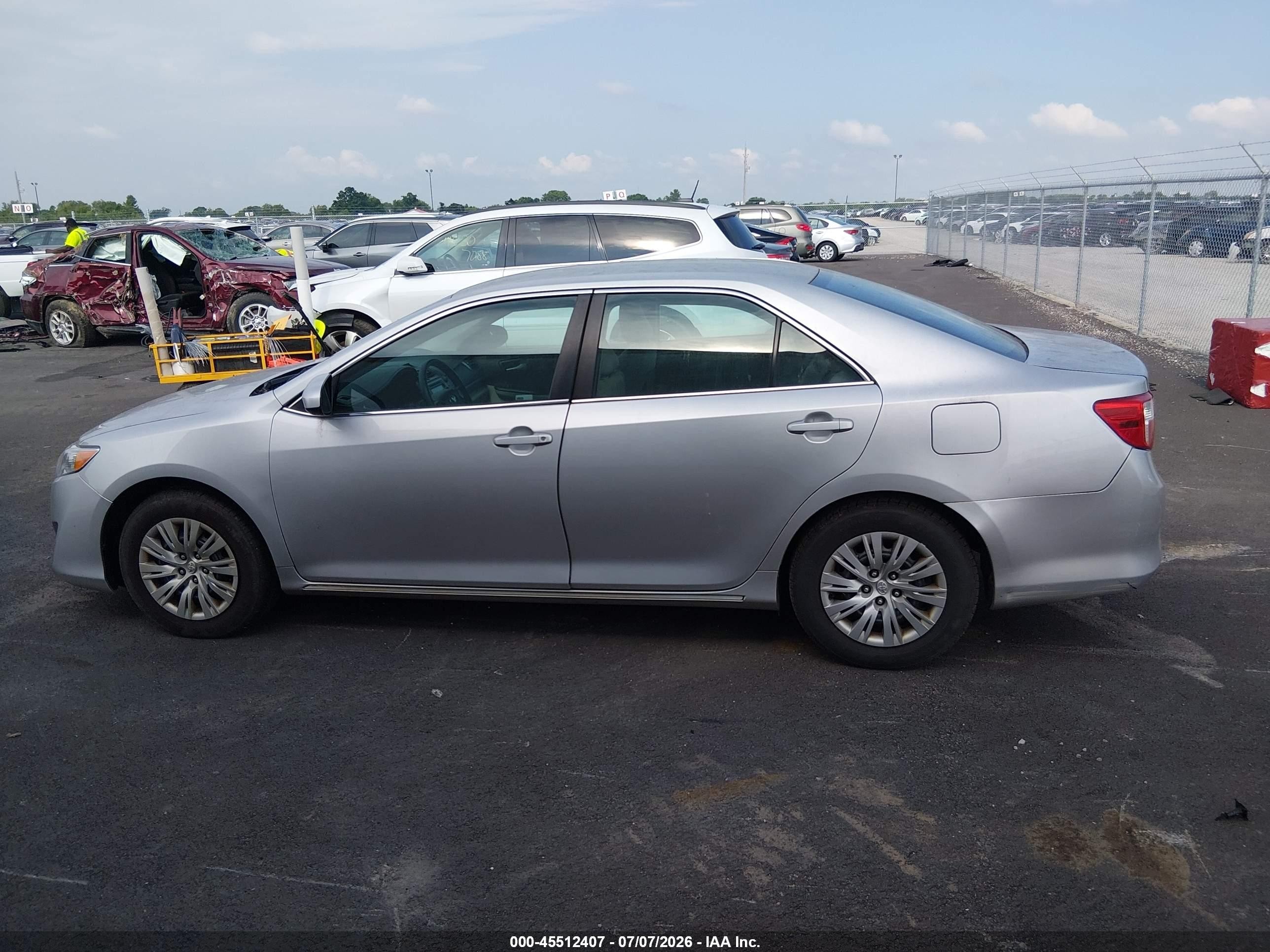 2013 Toyota Camry Le Серебряный vin: 4T4BF1FK3DR297240