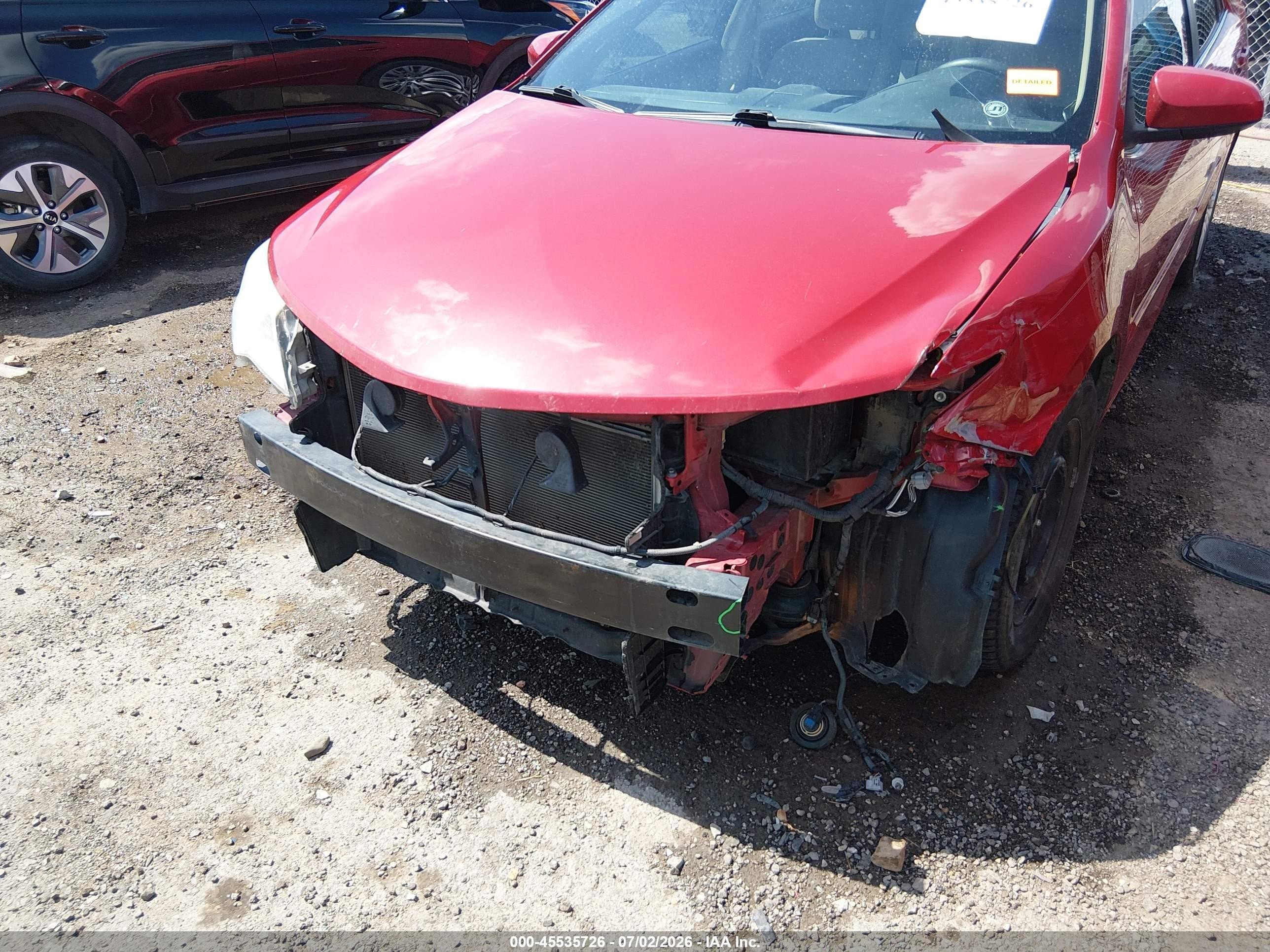 2013 Toyota Camry Le Red vin: 4T4BF1FK3DR328051