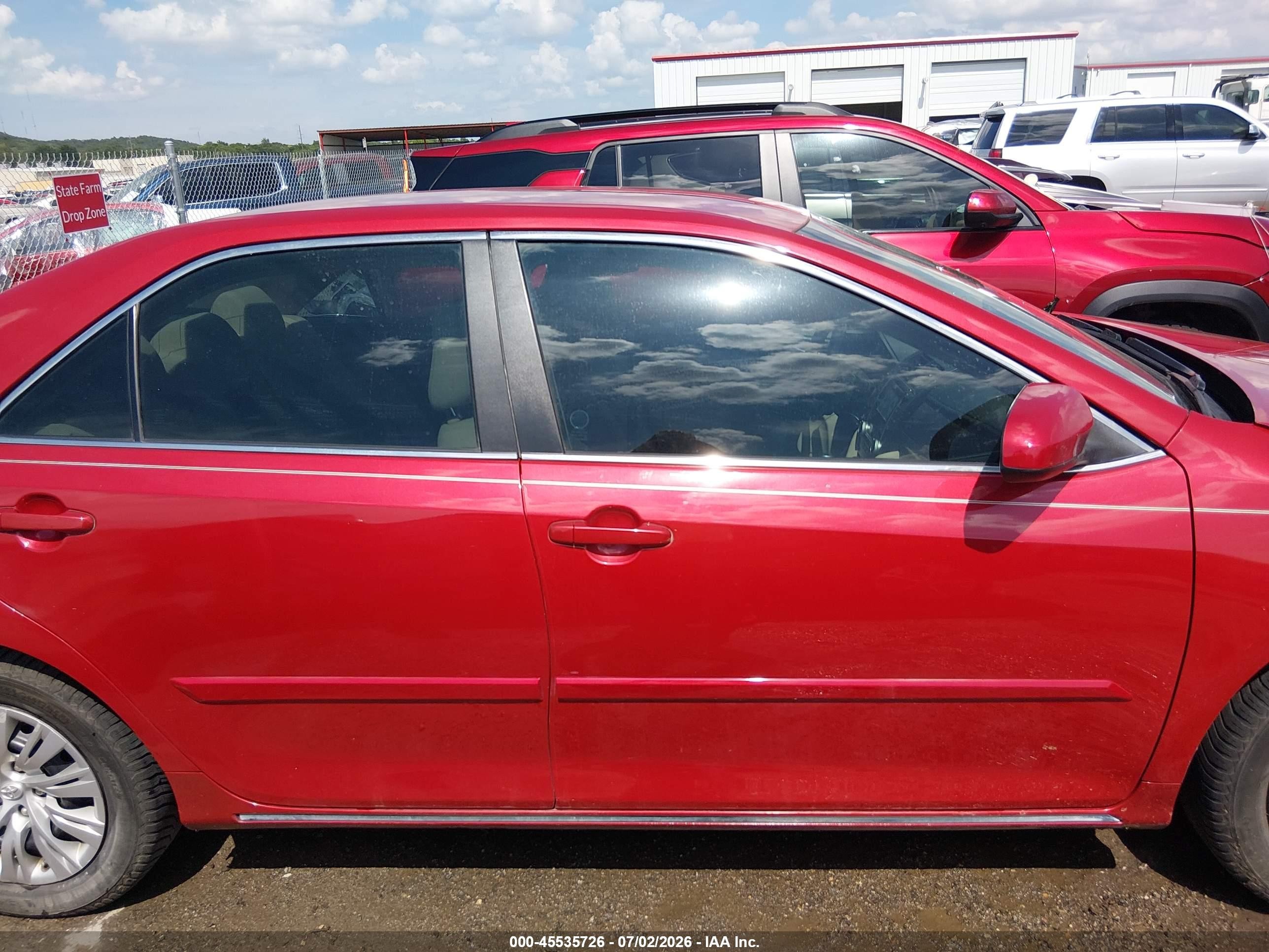 2013 Toyota Camry Le Red vin: 4T4BF1FK3DR328051