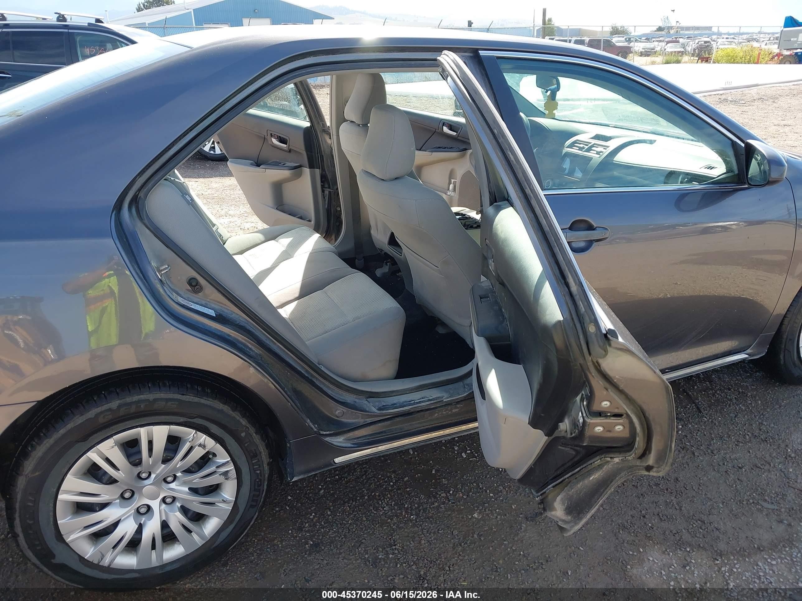 2014 Toyota Camry Le Gray vin: 4T4BF1FK3ER365909