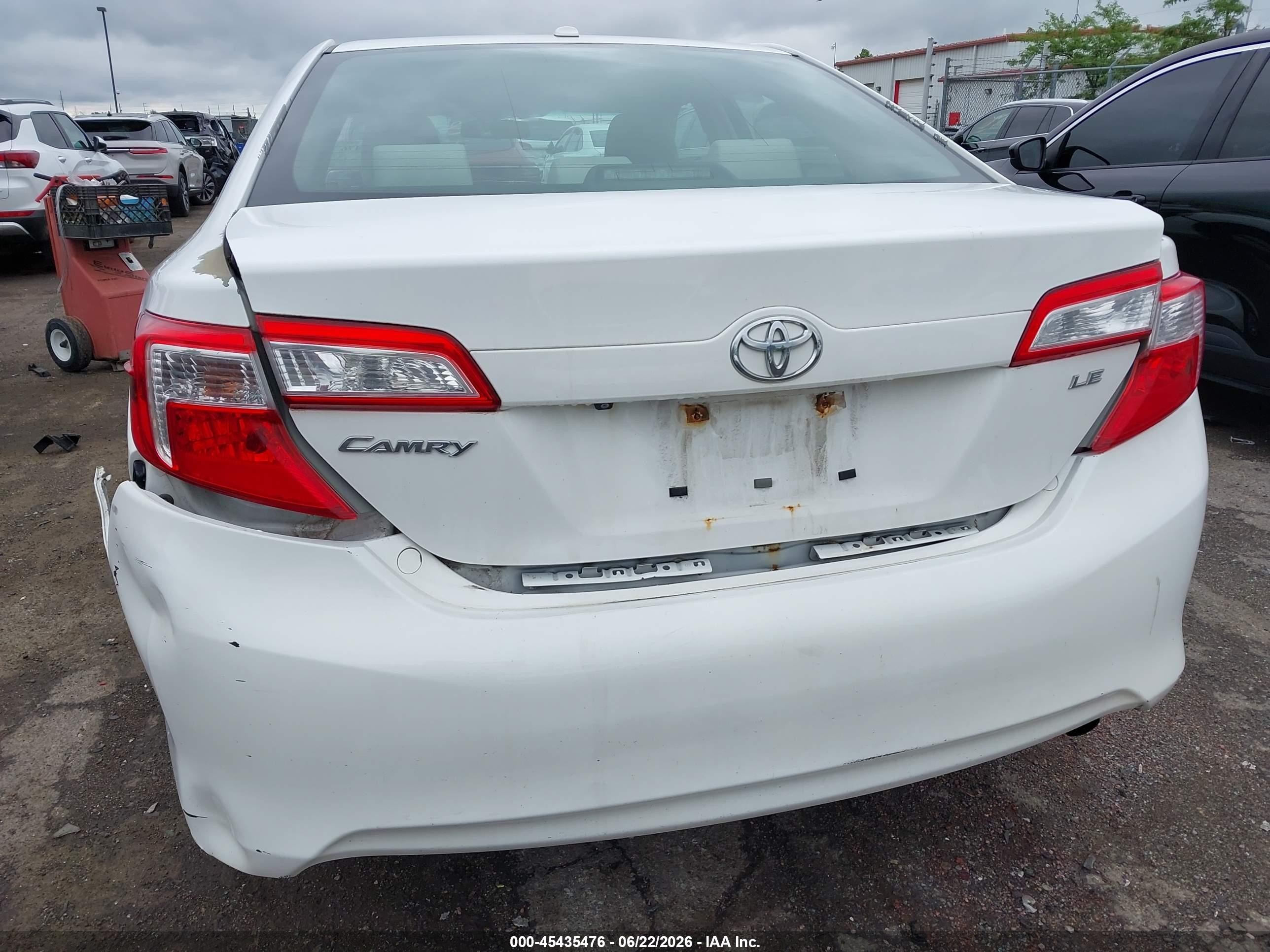 2014 Toyota Camry Le White vin: 4T4BF1FK3ER387621