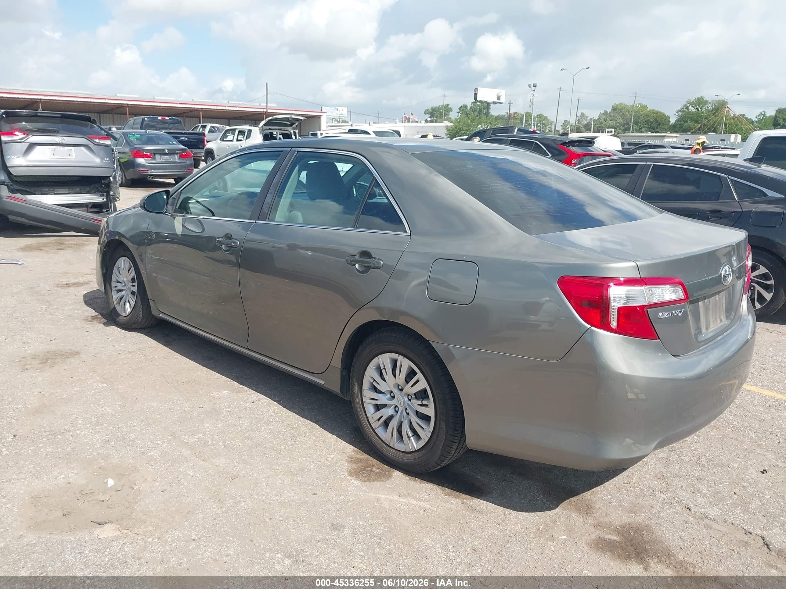 2014 Toyota Camry Le Gray vin: 4T4BF1FK3ER407592