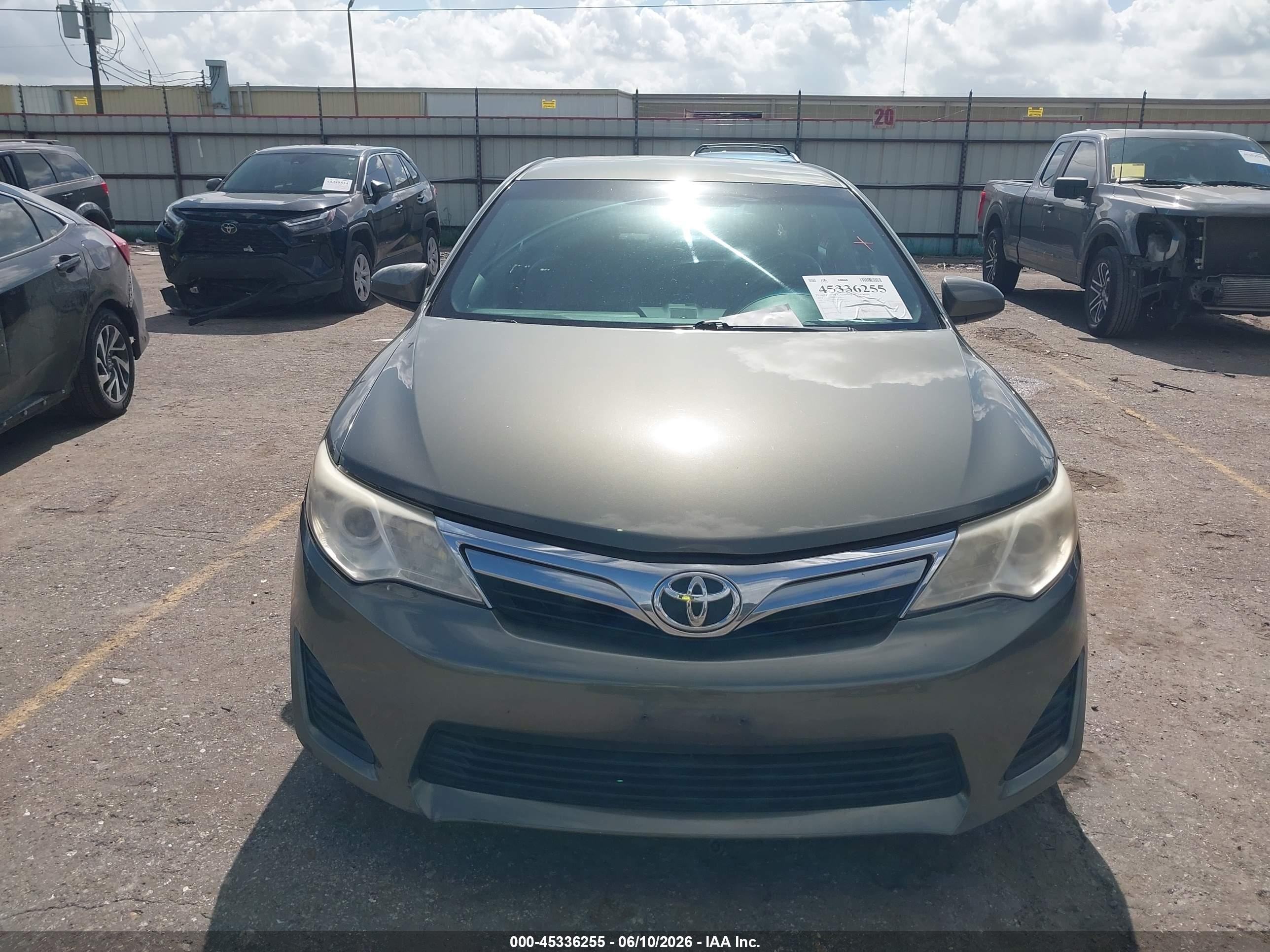 2014 Toyota Camry Le Gray vin: 4T4BF1FK3ER407592
