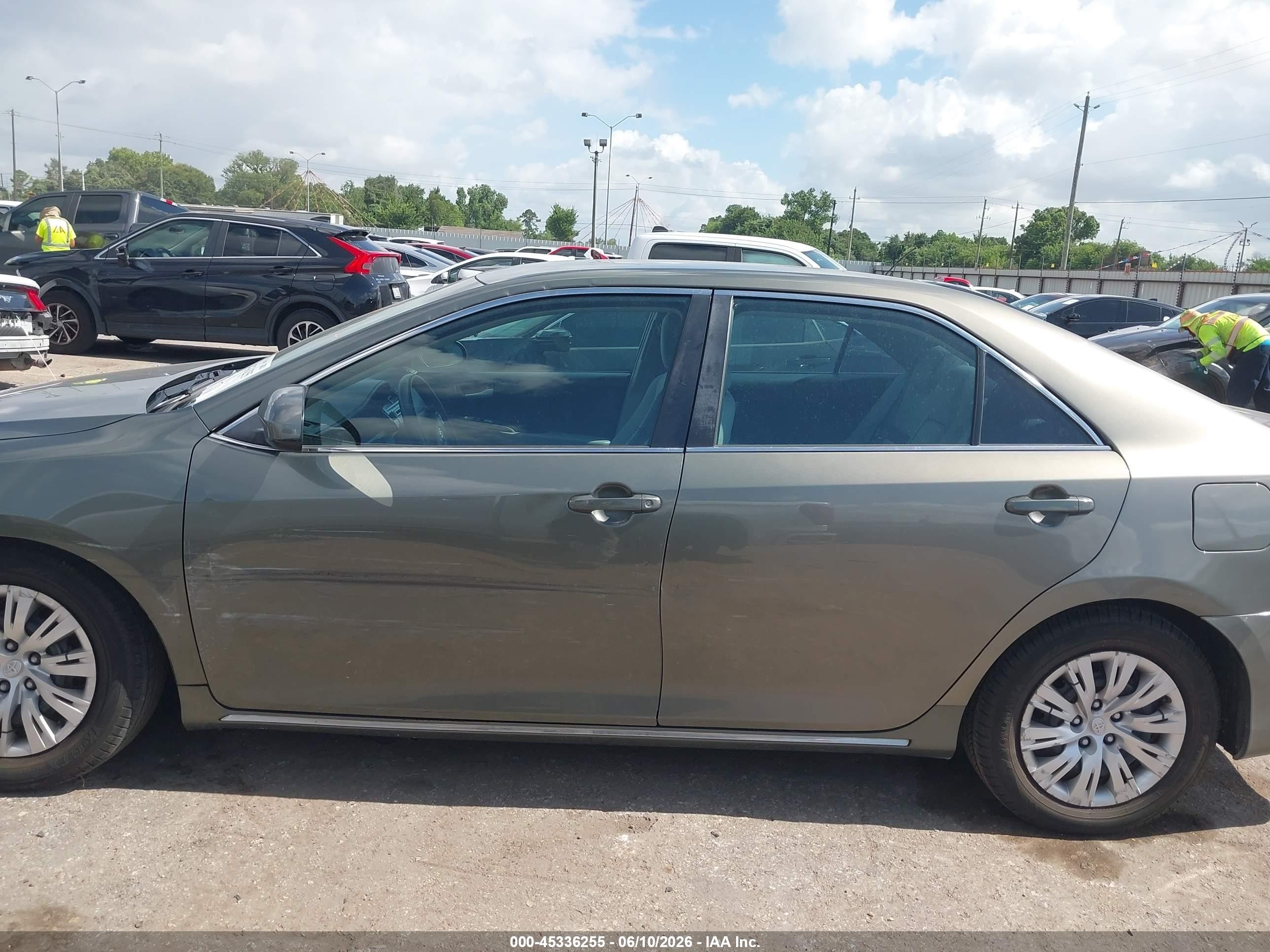 2014 Toyota Camry Le Gray vin: 4T4BF1FK3ER407592