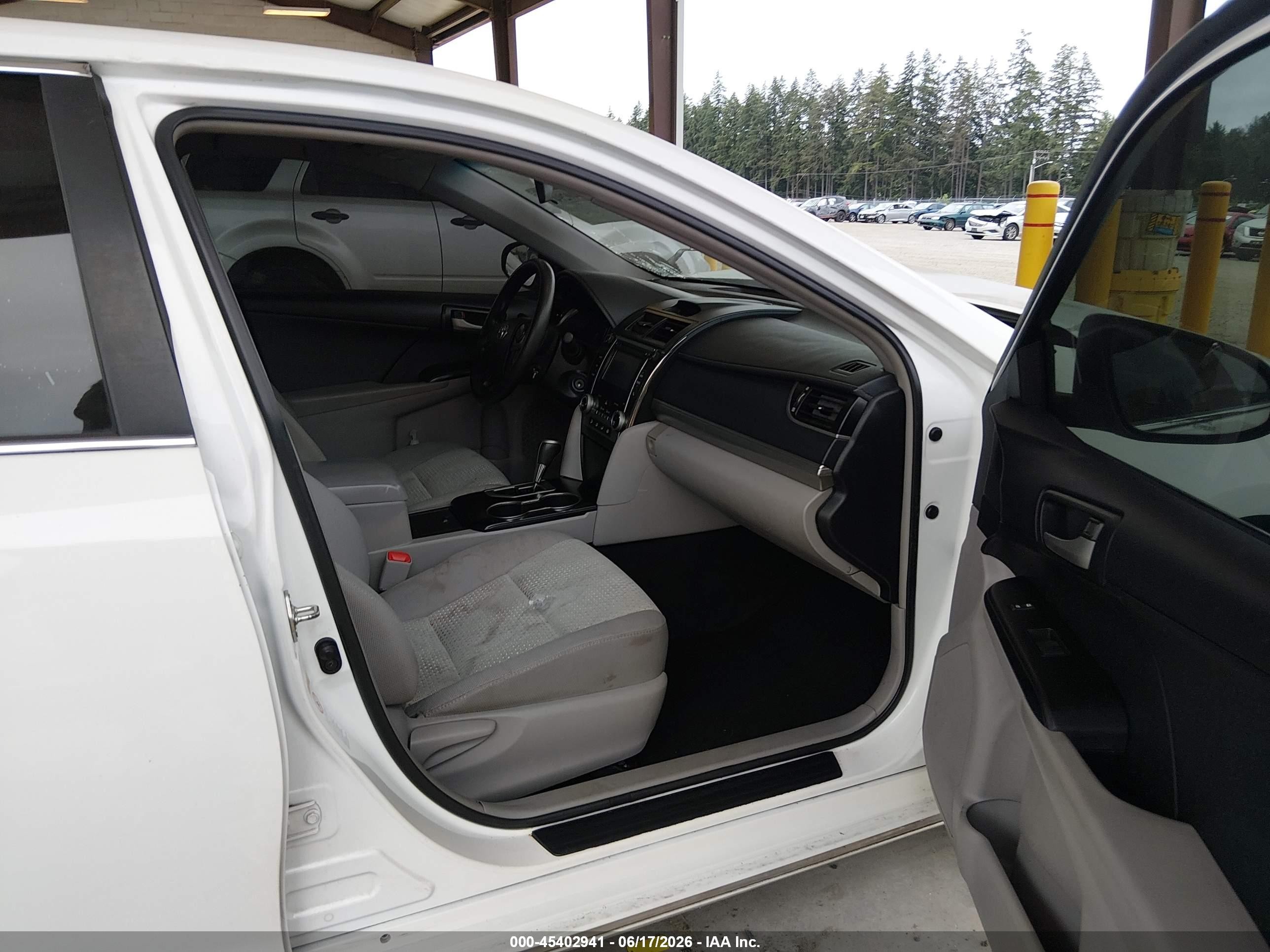 2014 Toyota Camry Le White vin: 4T4BF1FK3ER428927