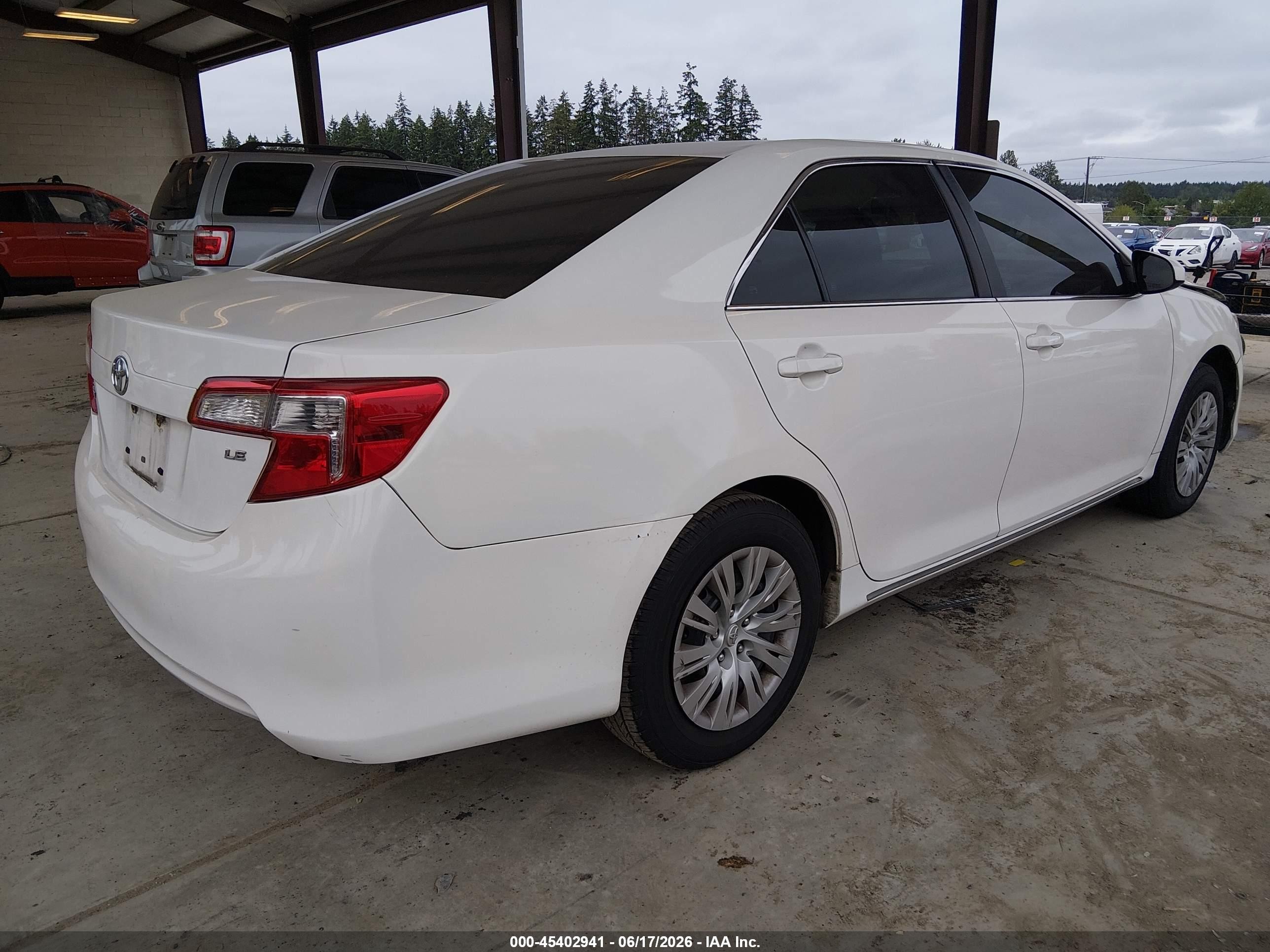 2014 Toyota Camry Le White vin: 4T4BF1FK3ER428927
