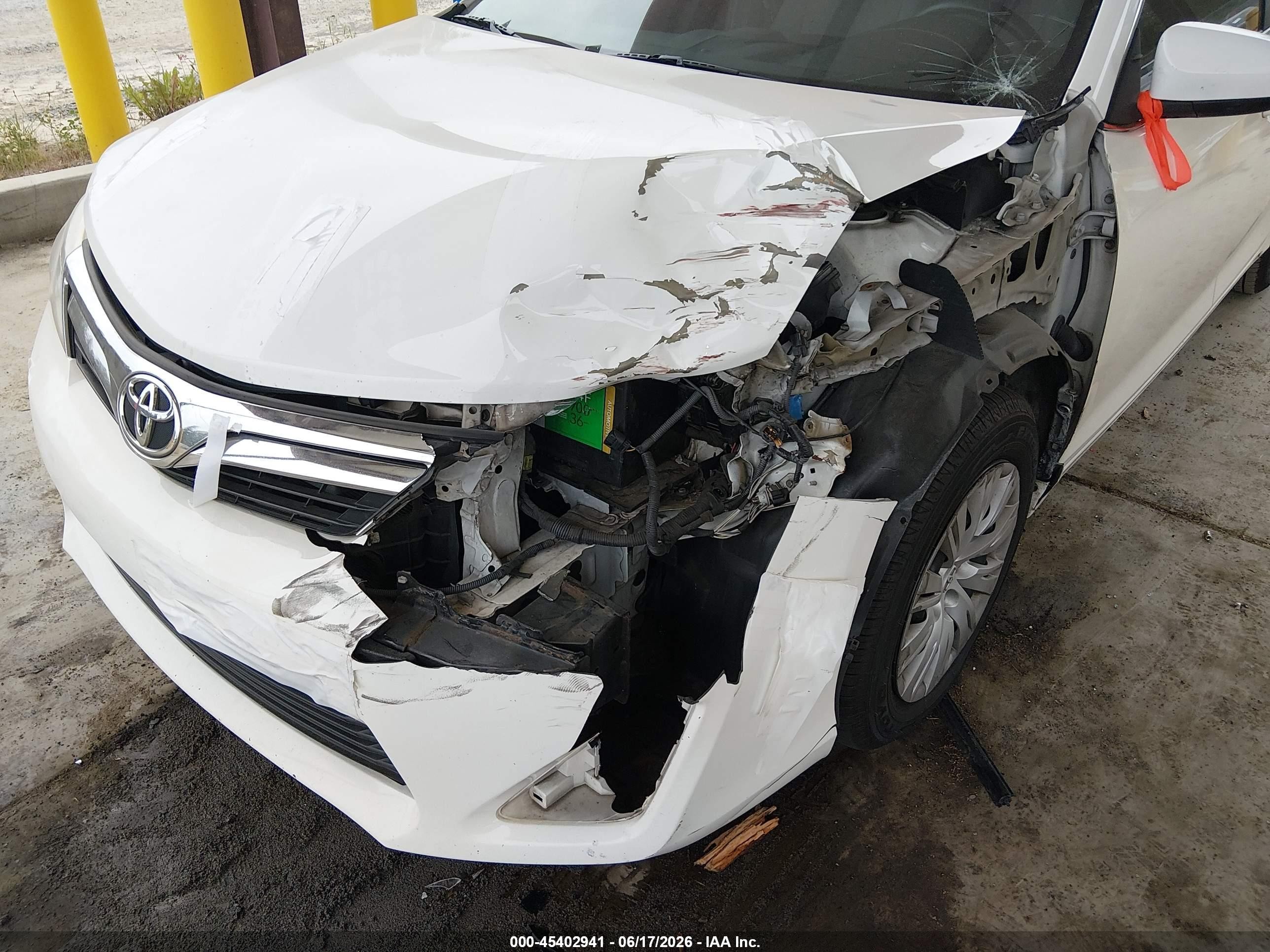 2014 Toyota Camry Le White vin: 4T4BF1FK3ER428927